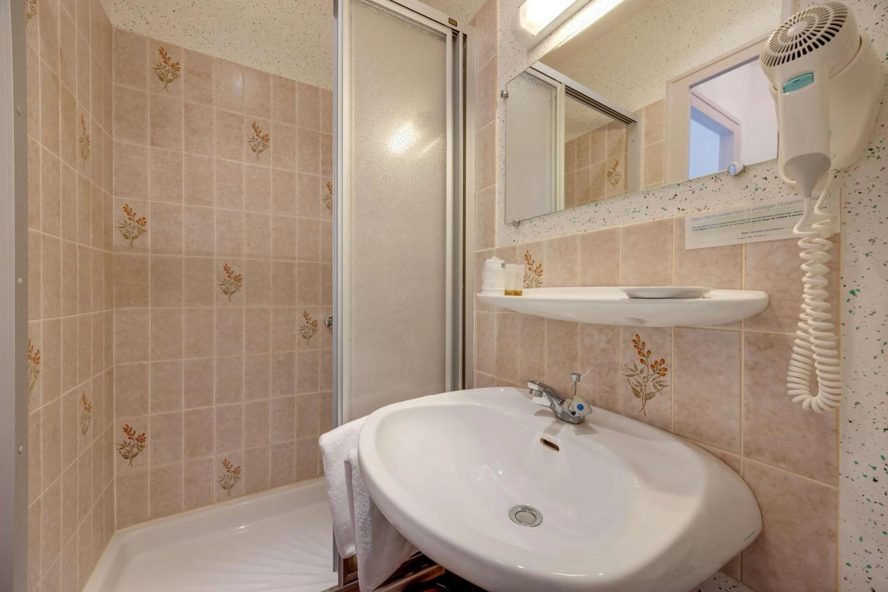 Bathroom in Brit Hotel Confort Bagnoles Normandie