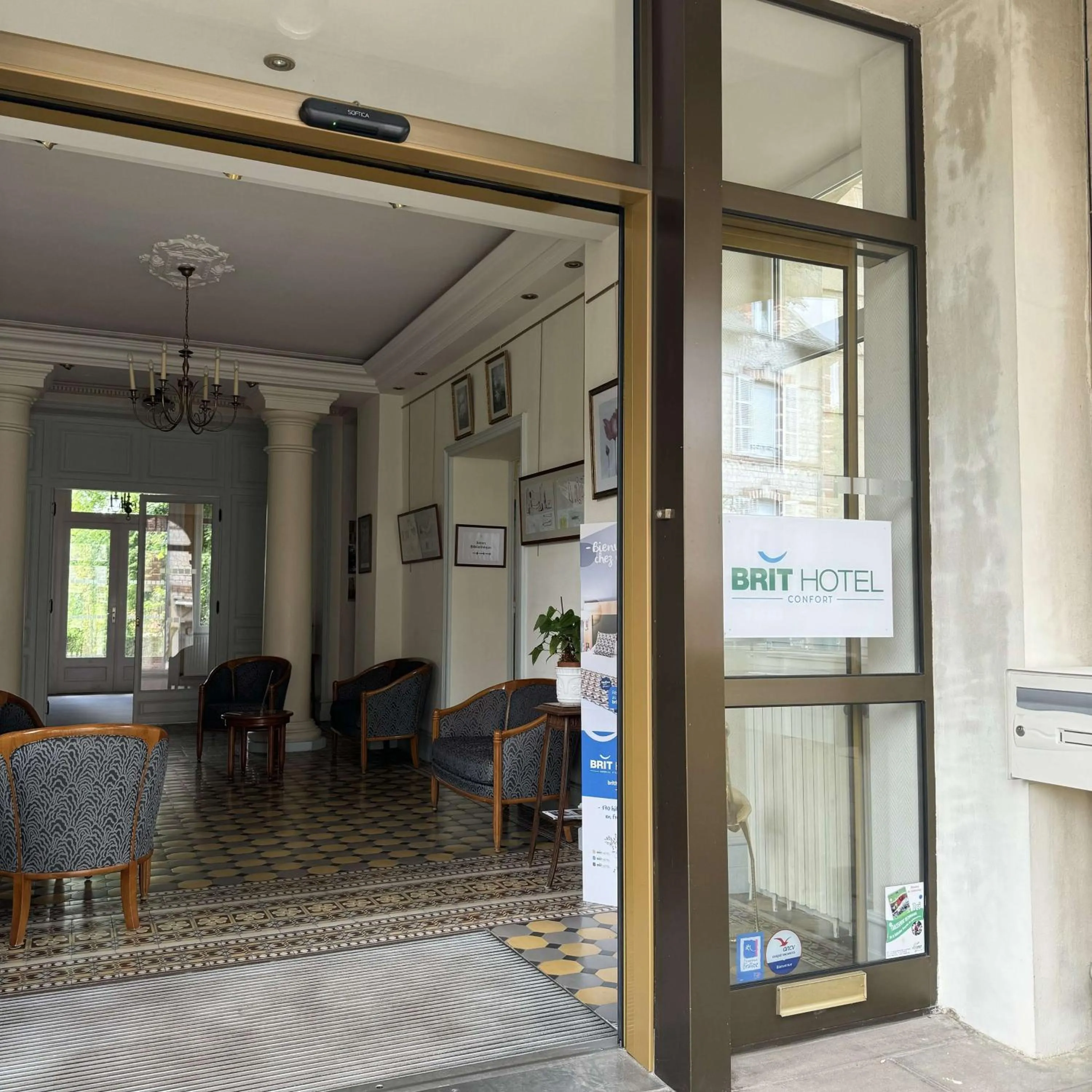 Lobby or reception in Brit Hotel Confort Bagnoles Normandie
