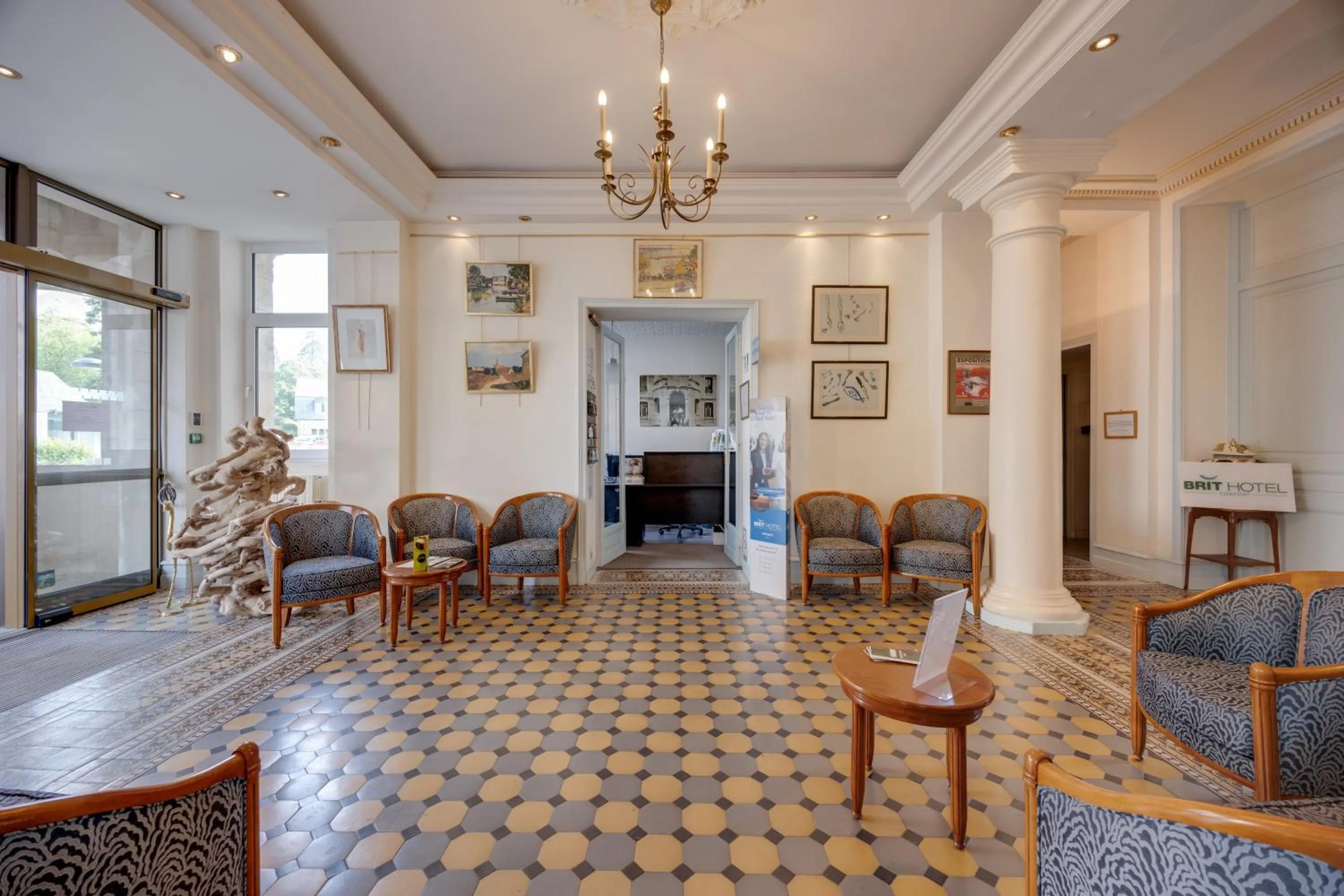 Lobby or reception in Brit Hotel Confort Bagnoles Normandie