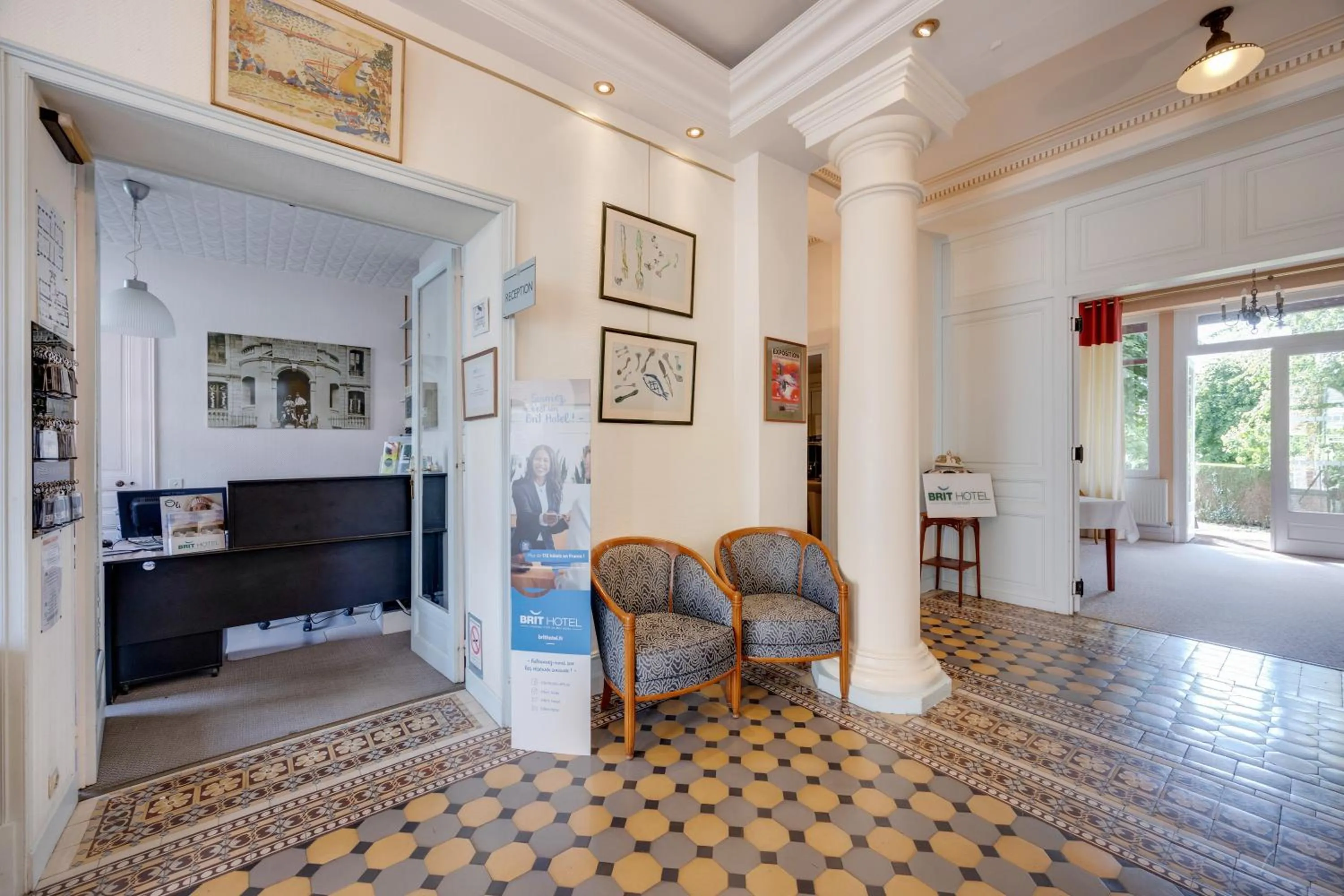 Lobby or reception in Brit Hotel Confort Bagnoles Normandie