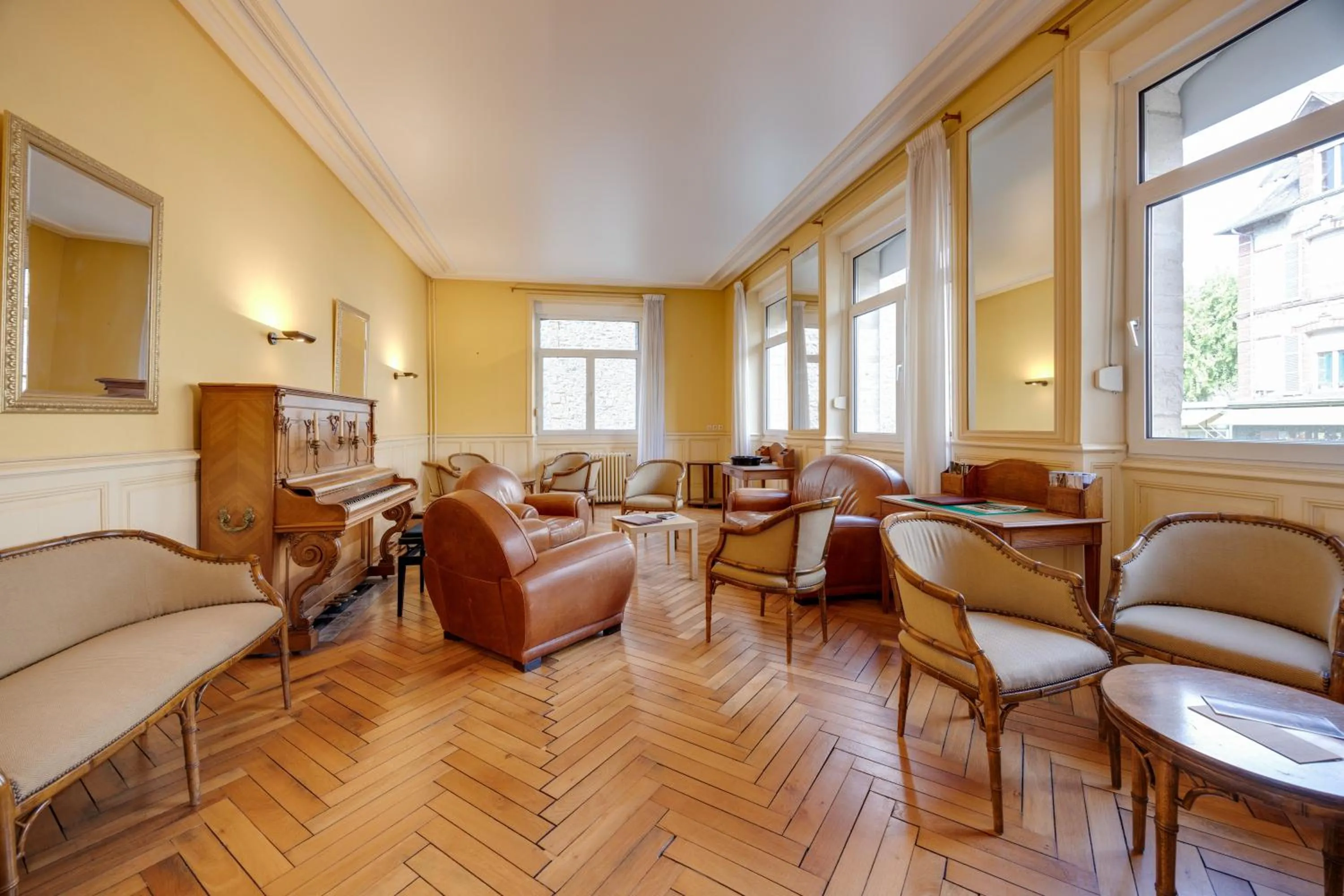 Living room in Brit Hotel Confort Bagnoles Normandie