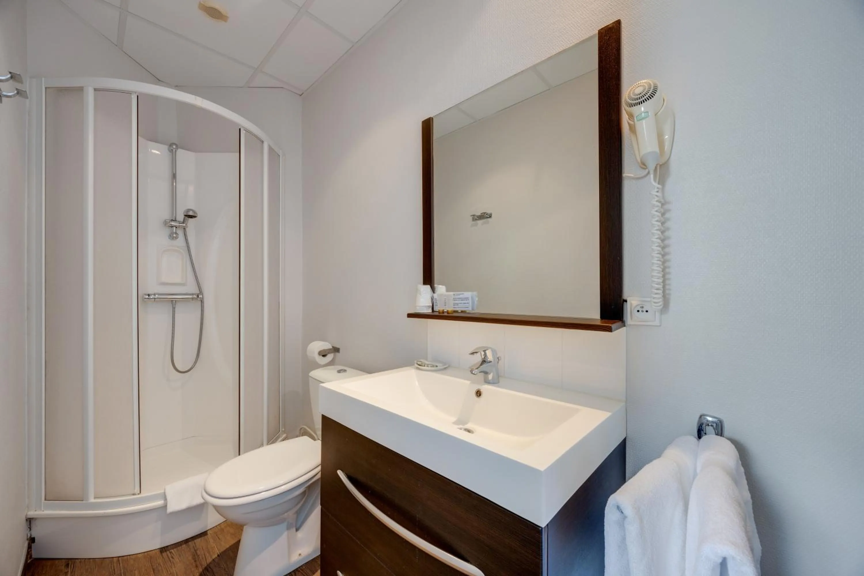 Bathroom in Brit Hotel Confort Bagnoles Normandie