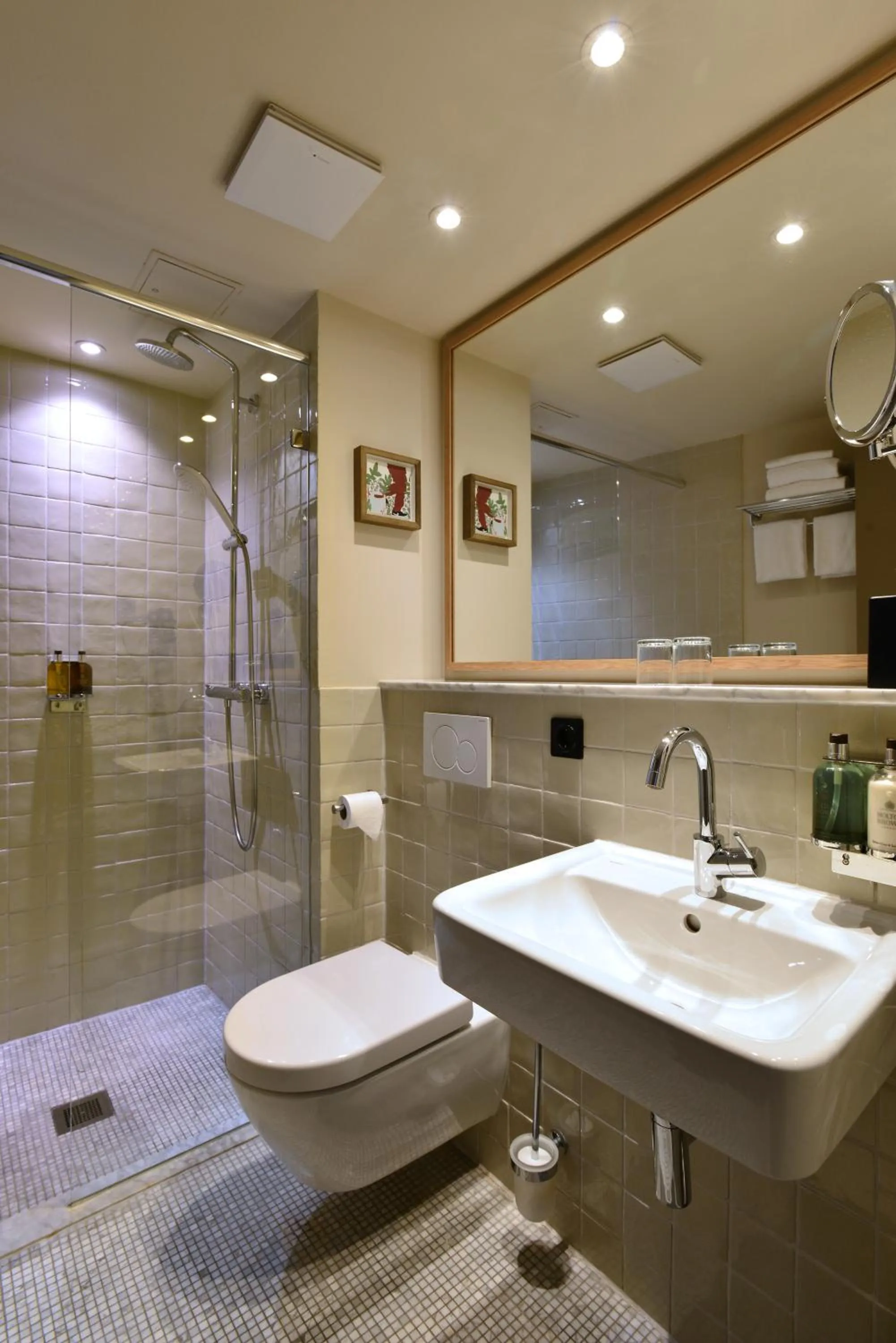 Bathroom in Monbijou Hotel