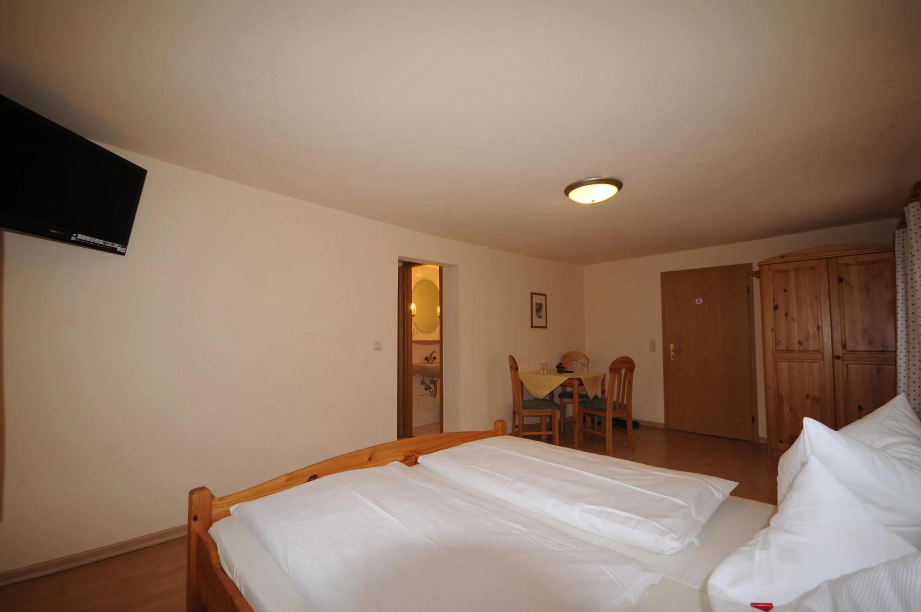 Photo of the whole room, Bed in Pension Klette