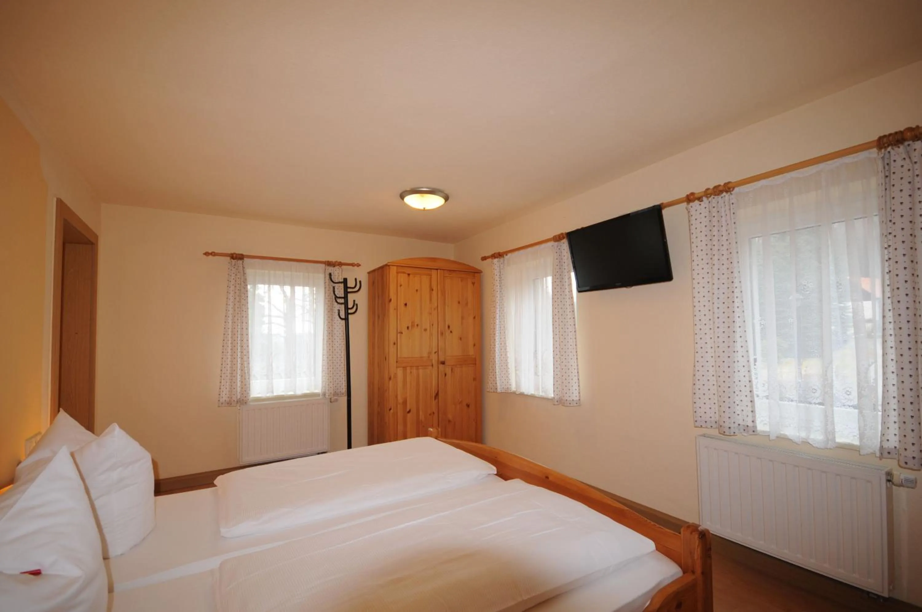 Photo of the whole room, Bed in Pension Klette