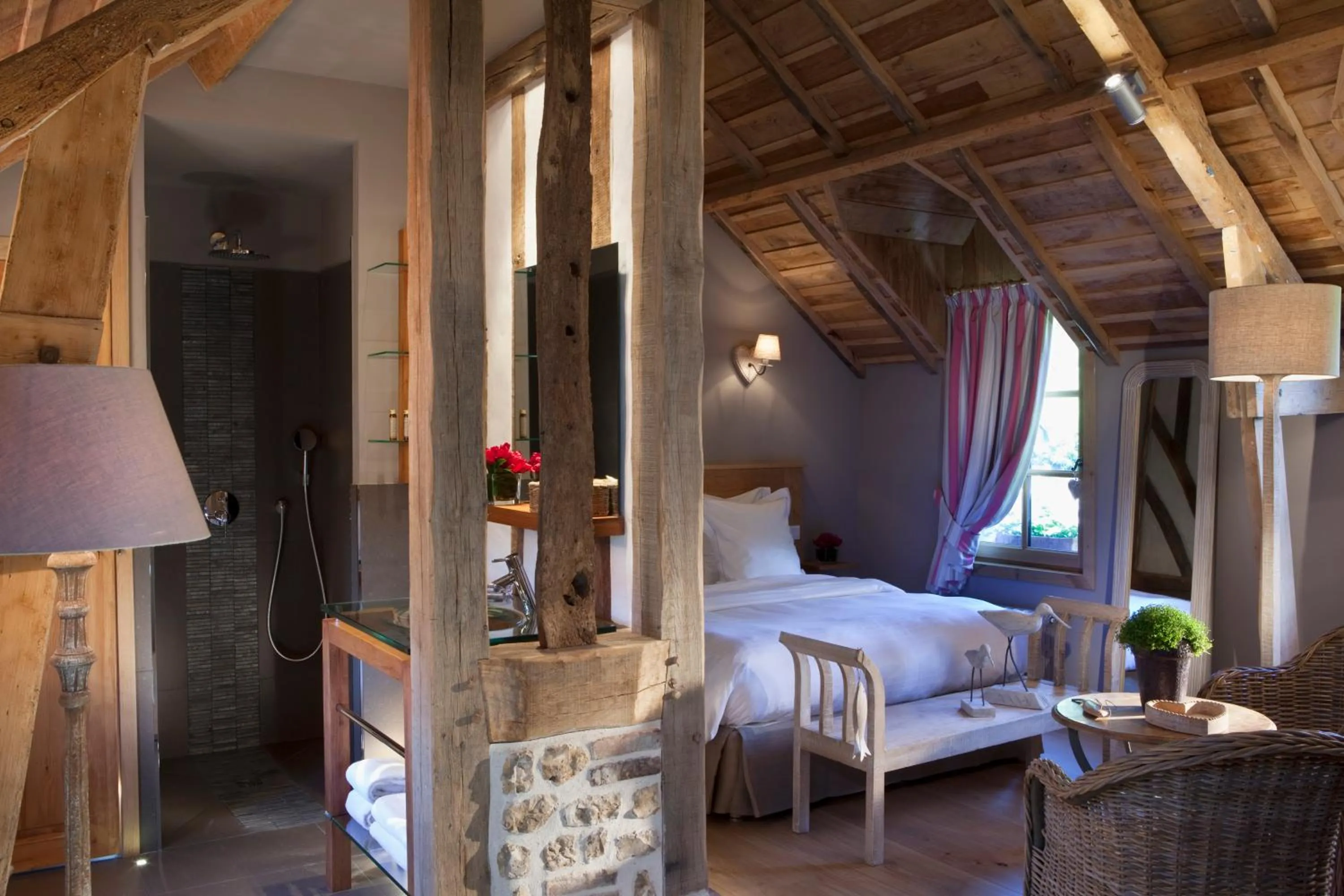 Shower, Bed in Auberge de la Source - Hôtel de Charme, Collection Saint-Siméon