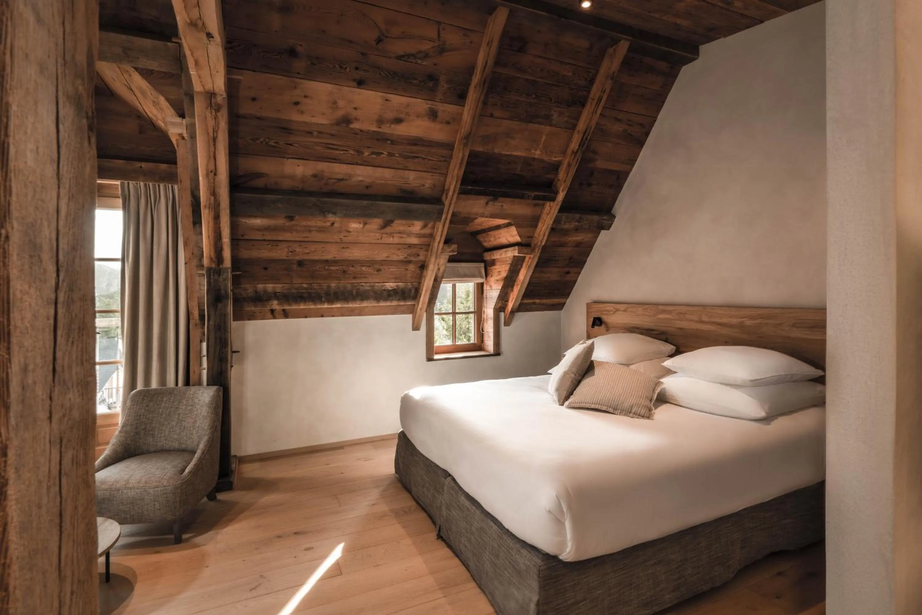 Living room, Bed in Auberge de la Source - Hôtel de Charme, Collection Saint-Siméon