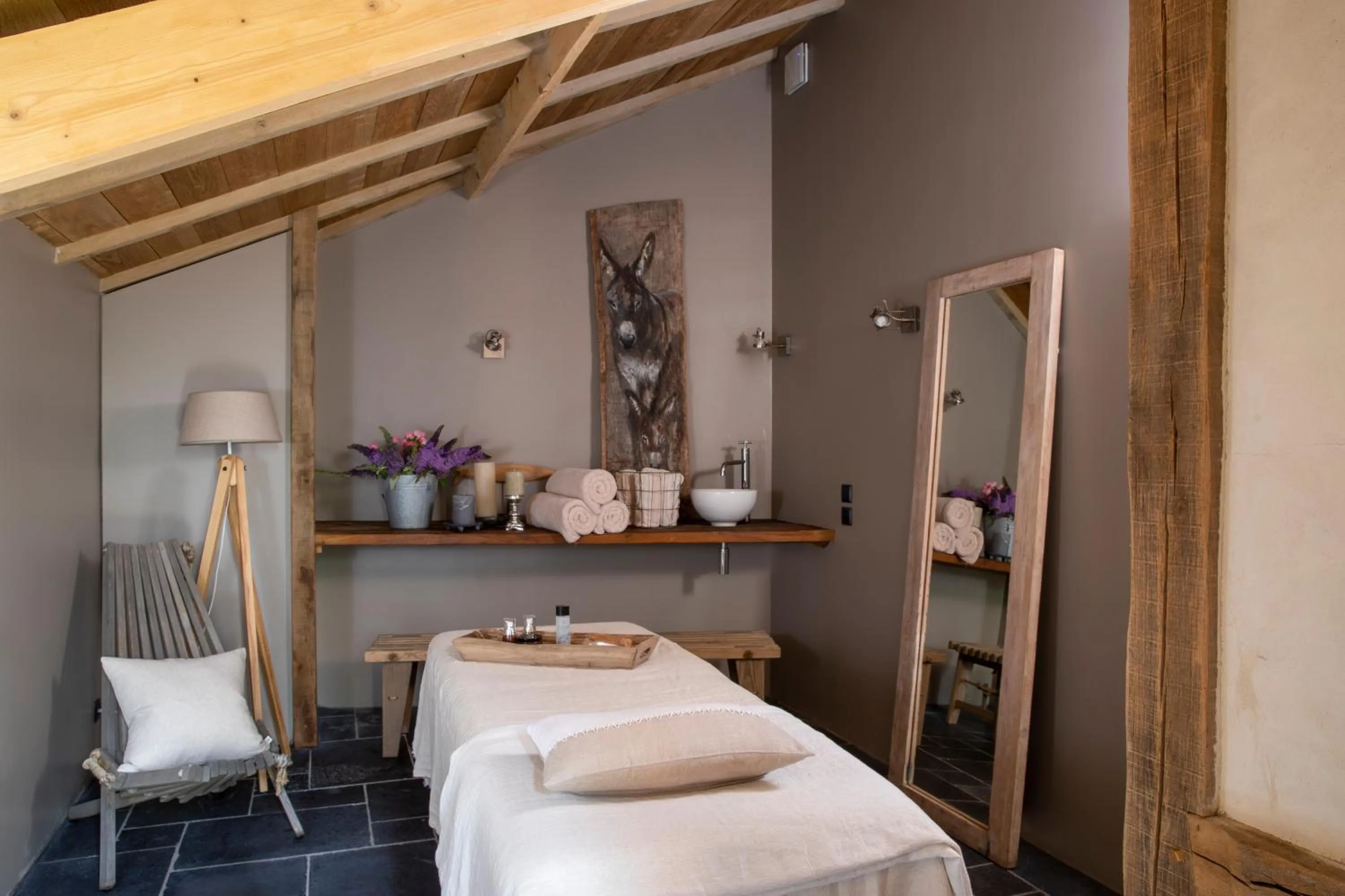Massage, Bed in Auberge de la Source - Hôtel de Charme, Collection Saint-Siméon