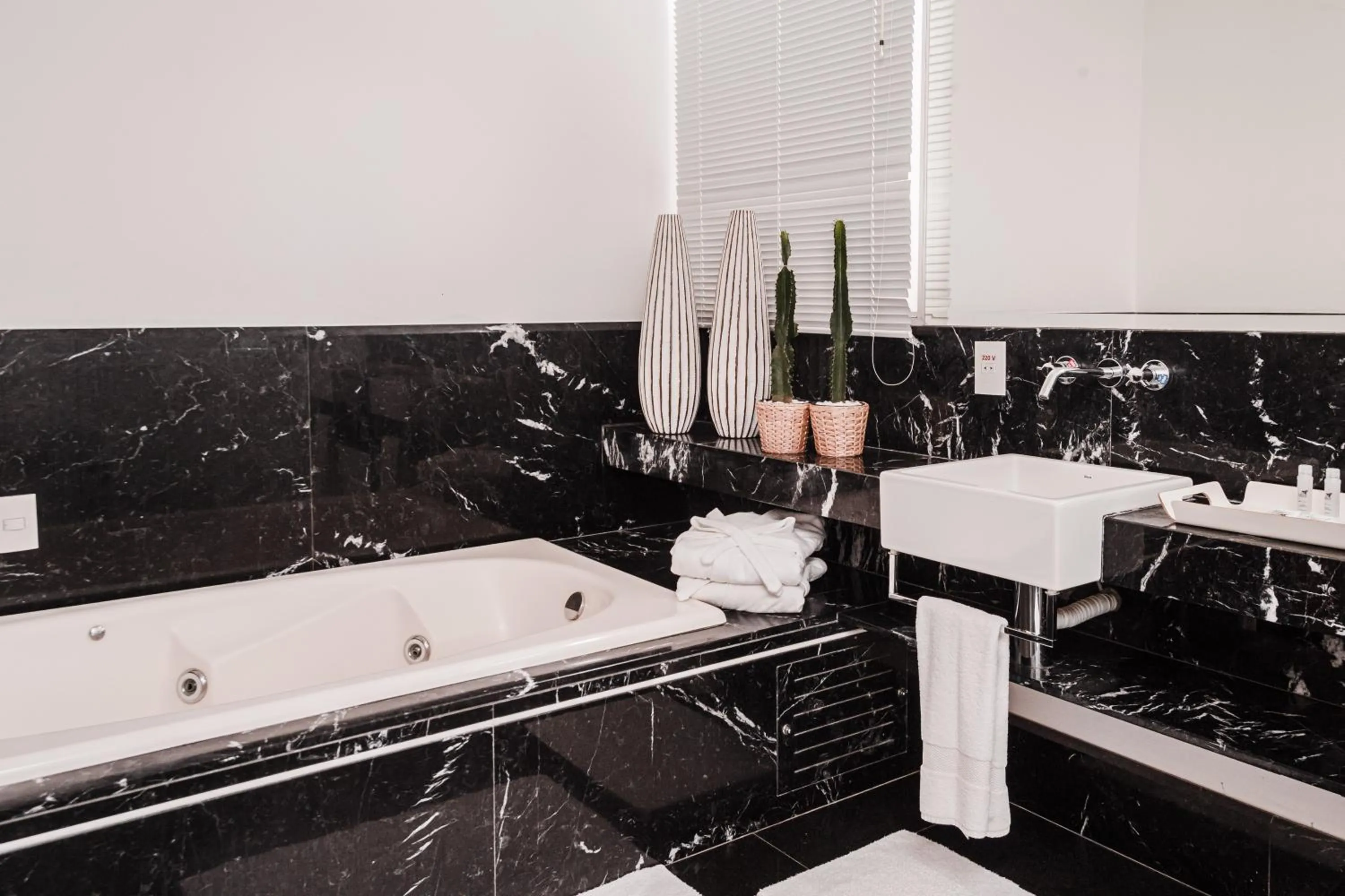 Hot Tub in Mara Turismo Hotel