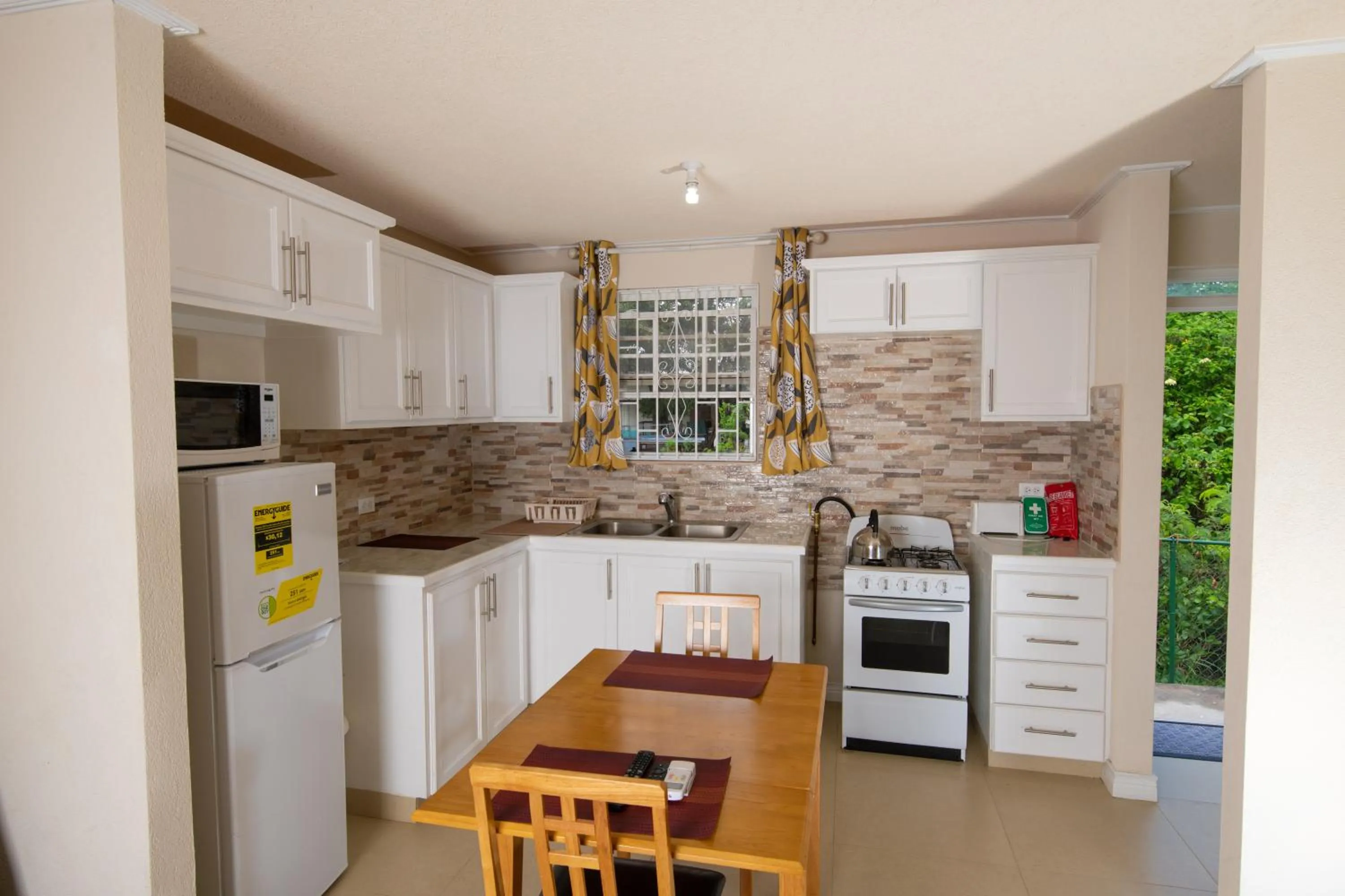 Kitchen or kitchenette in THE COTTAGE, SAINT DAVIDS