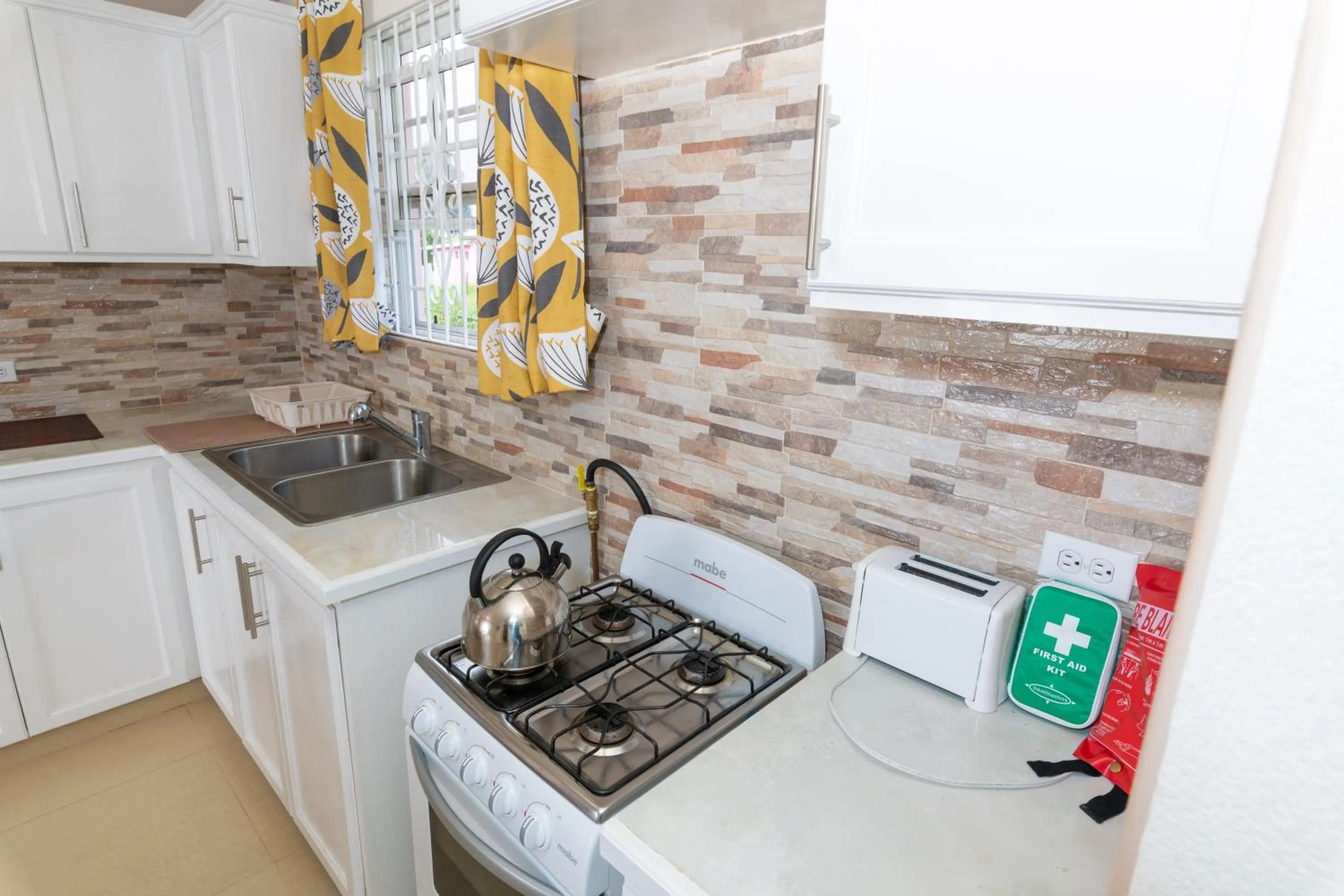Kitchen or kitchenette in THE COTTAGE, SAINT DAVIDS