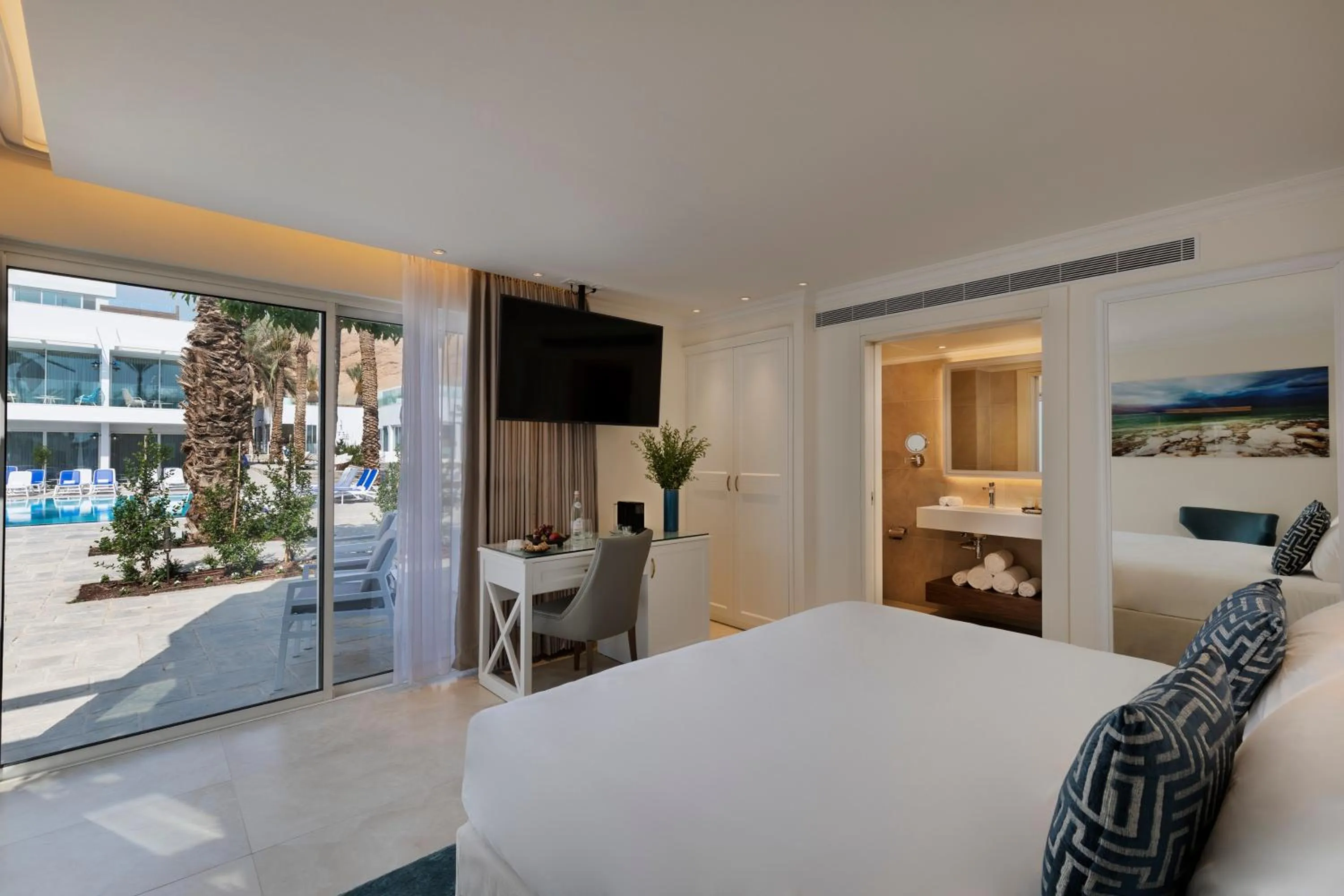 Photo of the whole room, Bed in Herbert Samuel Milos Dead Sea