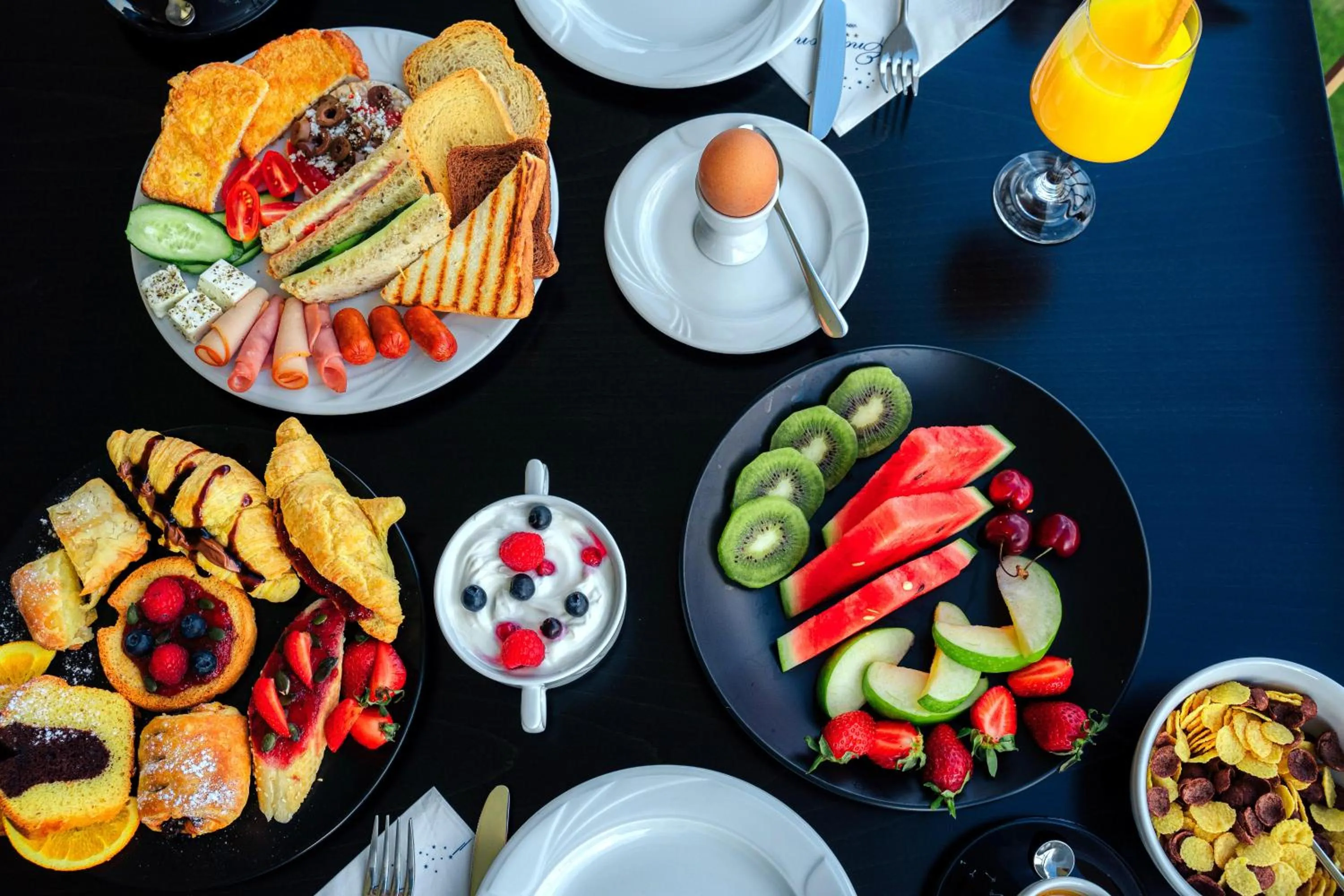 Restaurant/places to eat in Enastron View Hotel