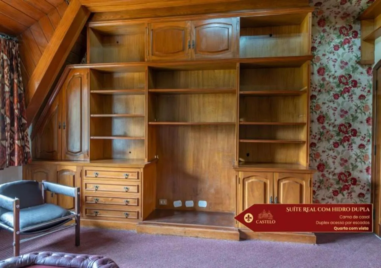 wardrobe in Hotel Castelo Nacional Inn Campos do Jordão