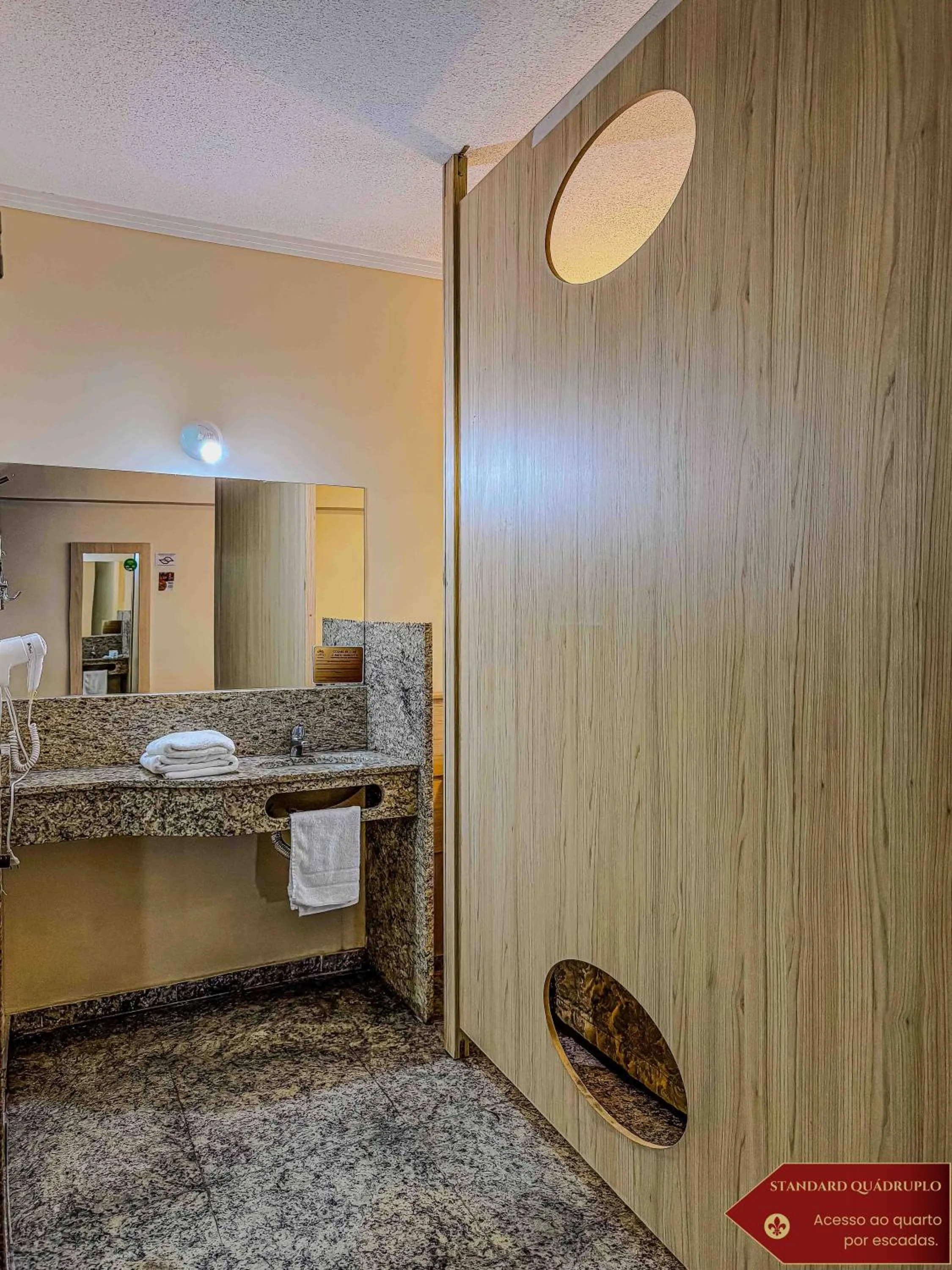 Bathroom, Bed in Hotel Castelo Nacional Inn Campos do Jordão