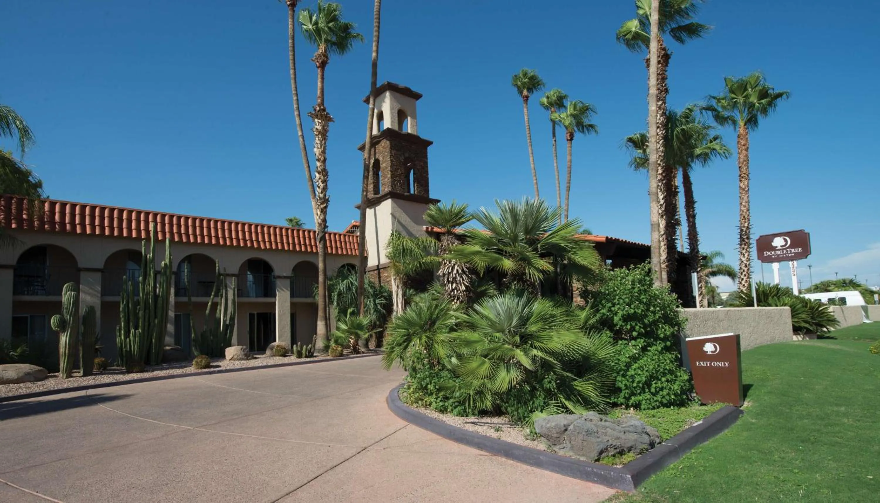 Property building in DoubleTree Suites by Hilton Tucson-Williams Center