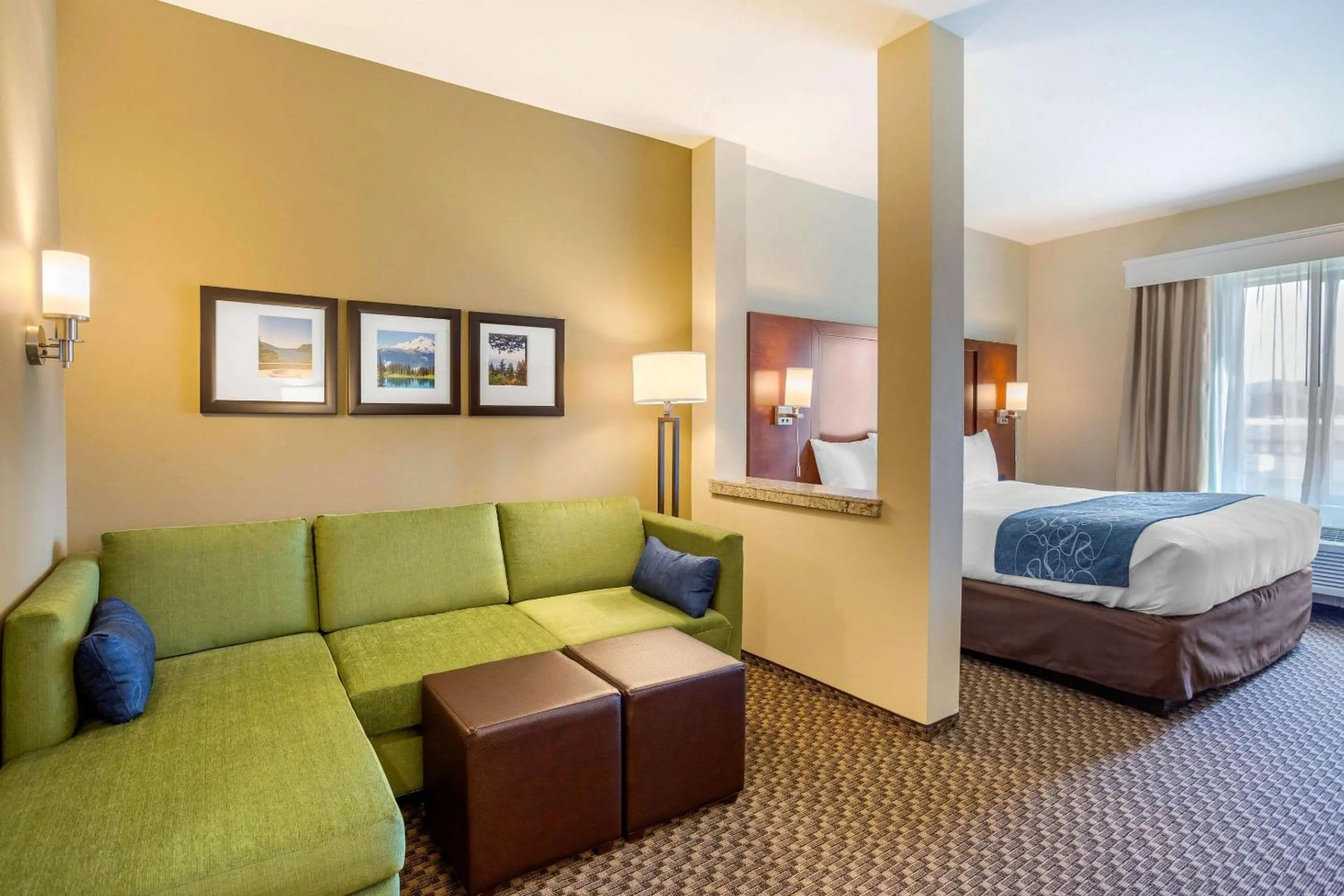 Bedroom, Bed in Comfort Suites Burlington near I-5