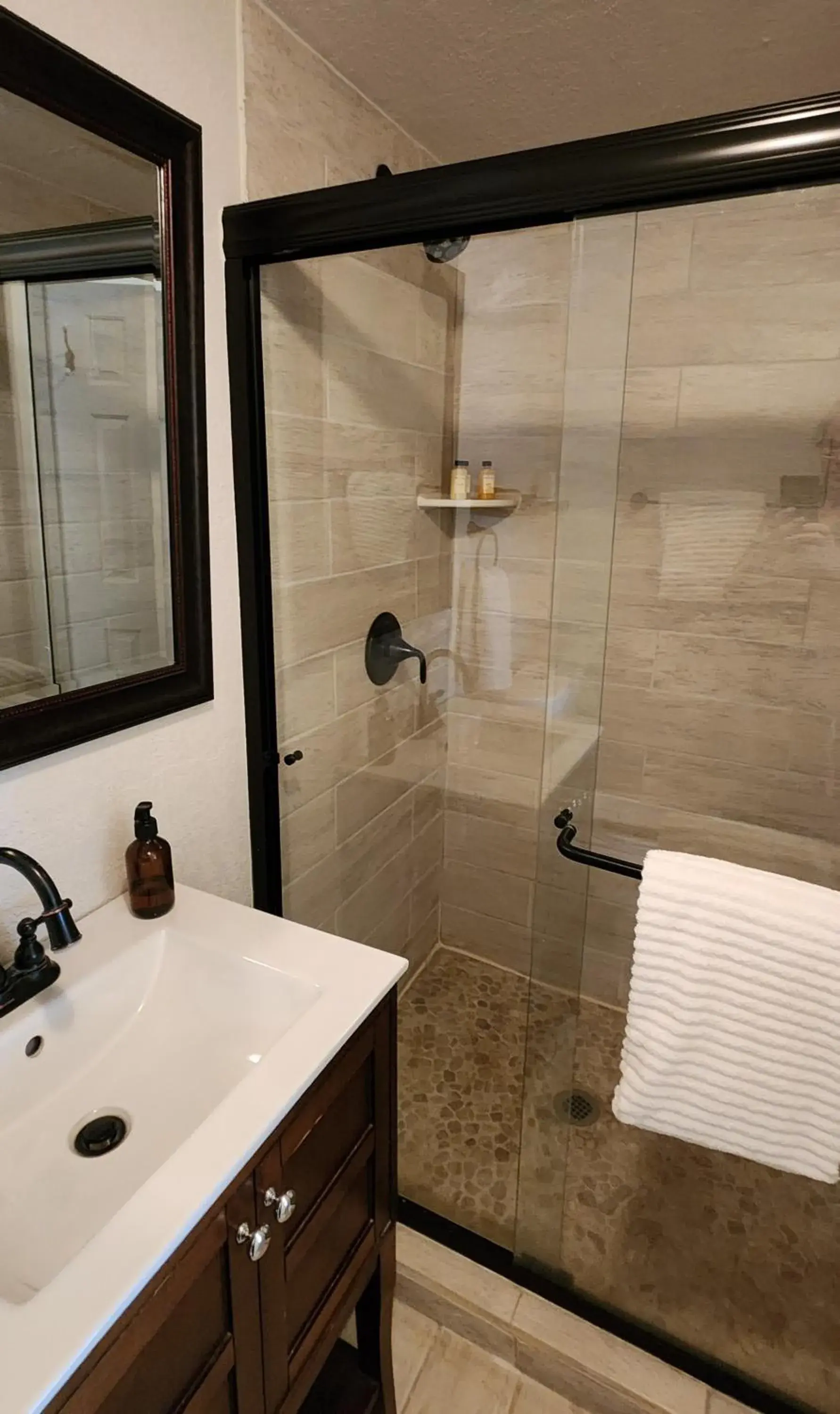 Queen Room in Lily Creek Lodge Queen Room in Lily Creek Lodge