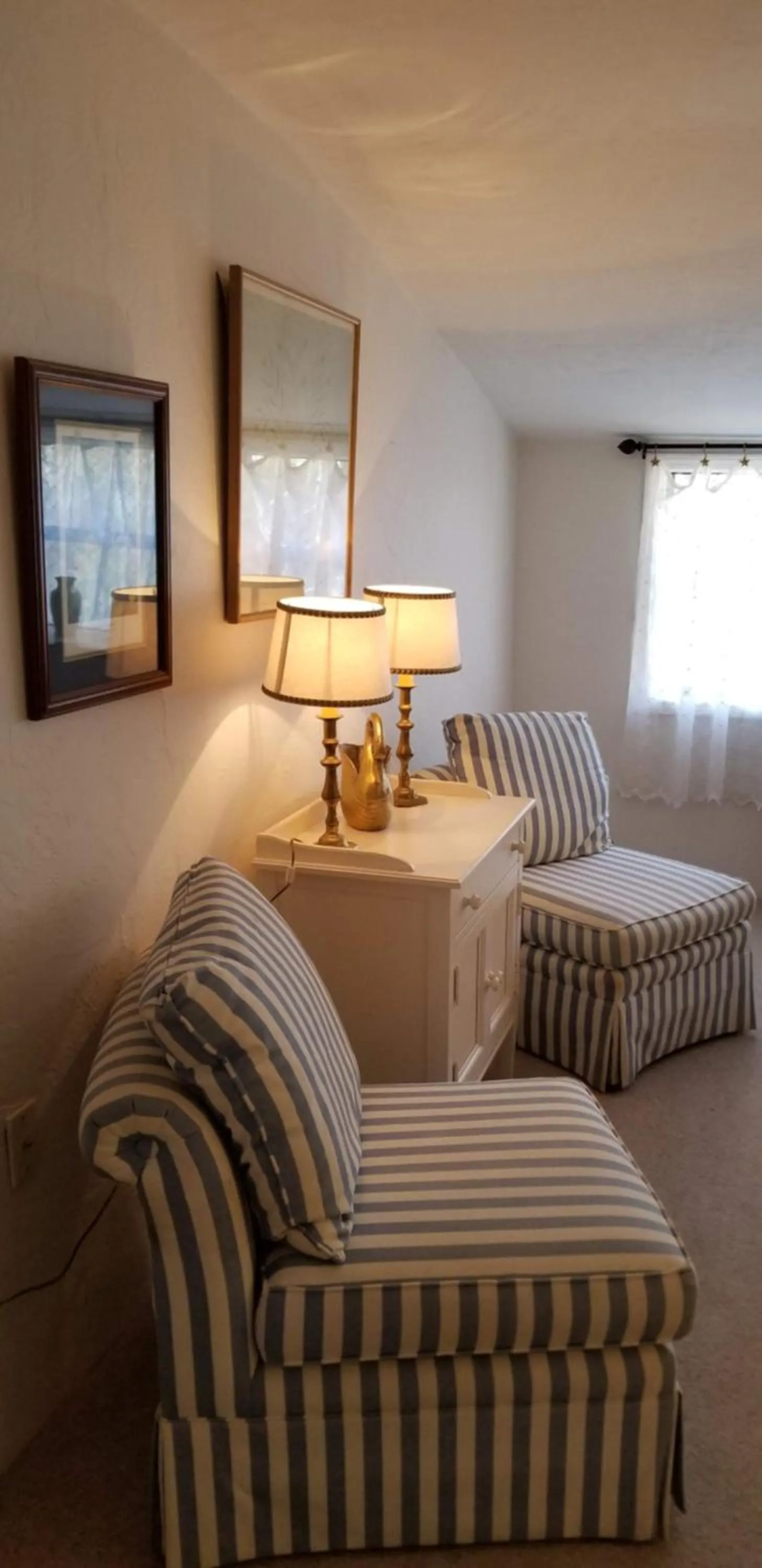 Seating area, Bed in Lily Creek Lodge