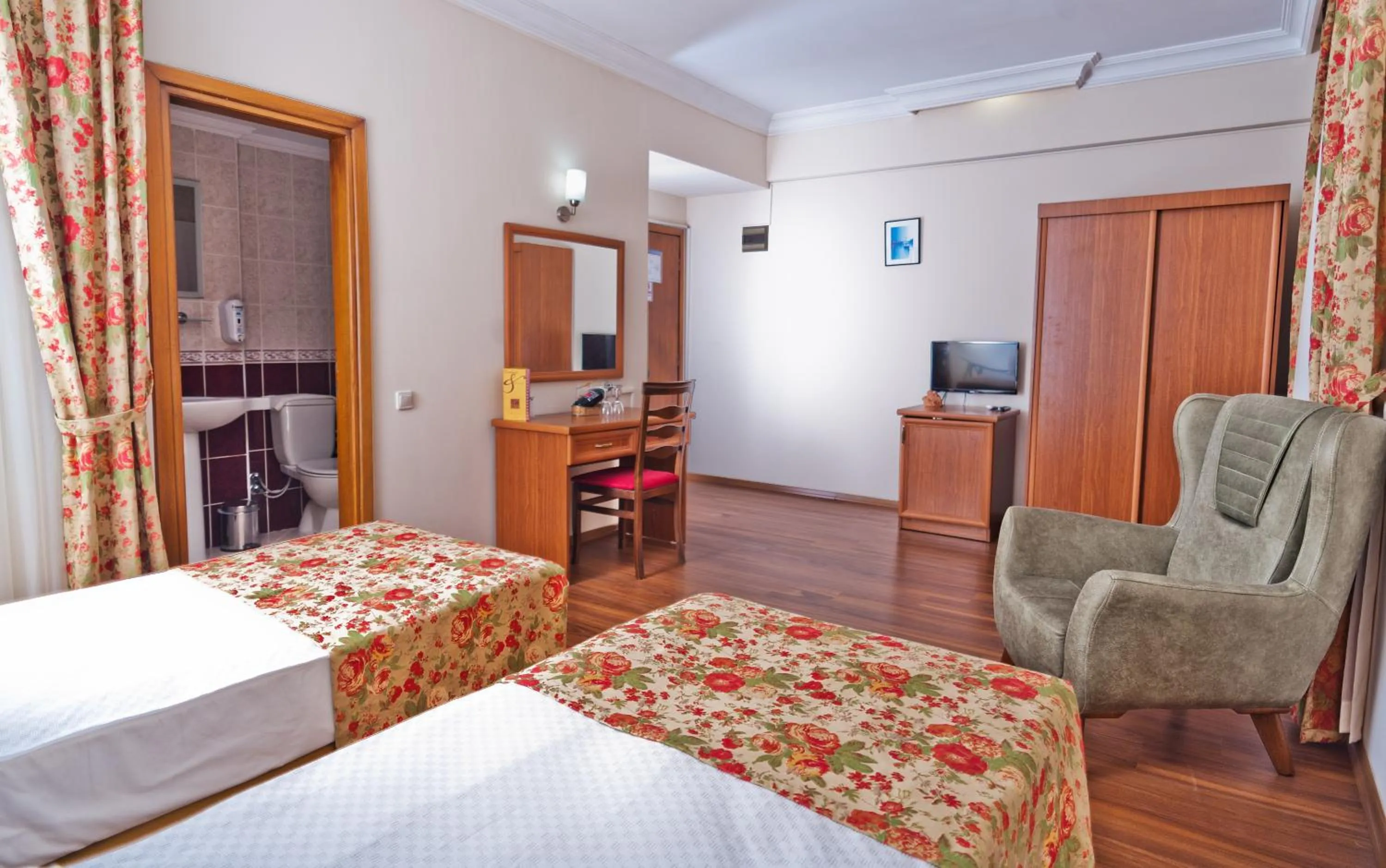 Bedroom, Bed in Triana Hotel