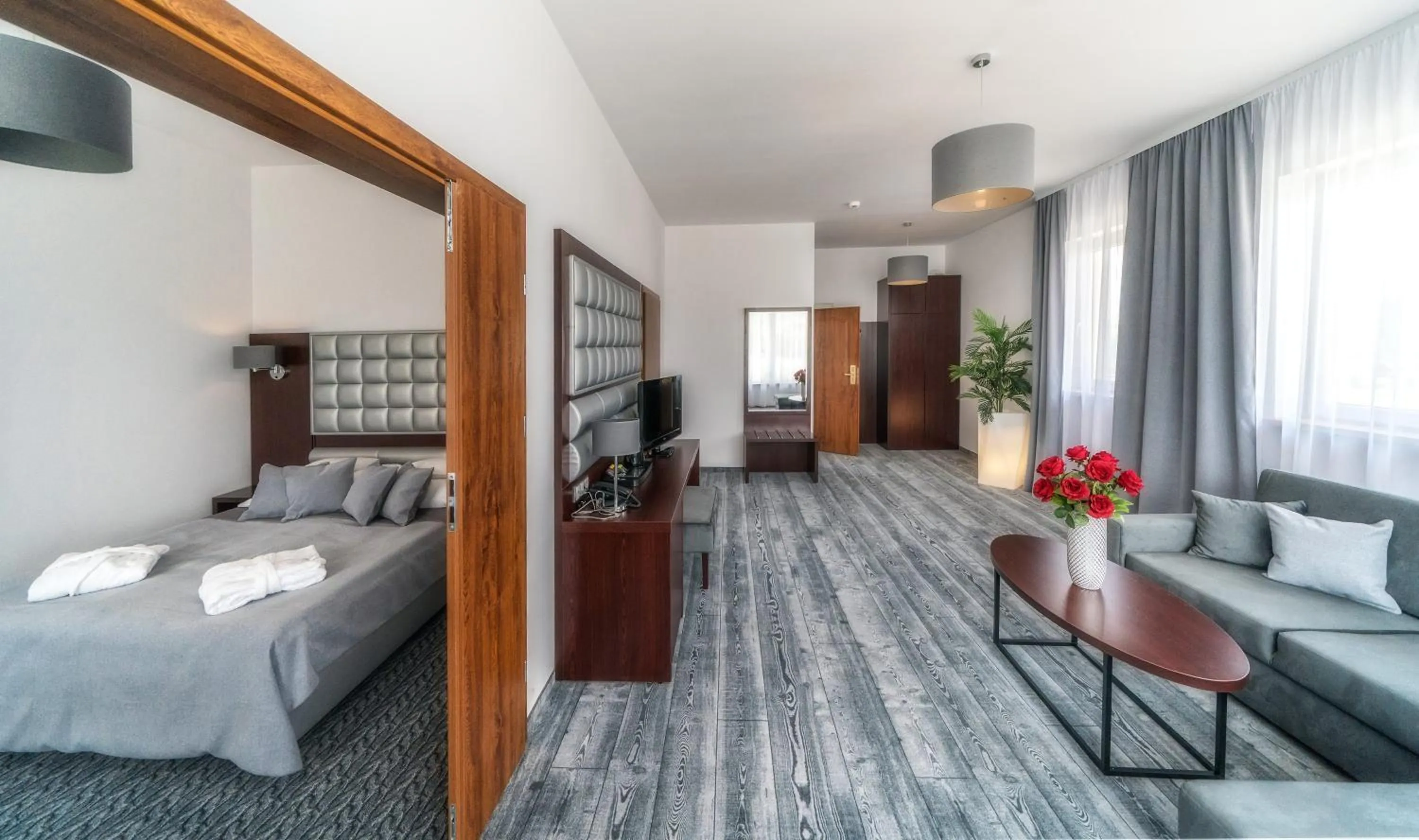 Living room, Bed in Sądelski Dwór Medical & SPA