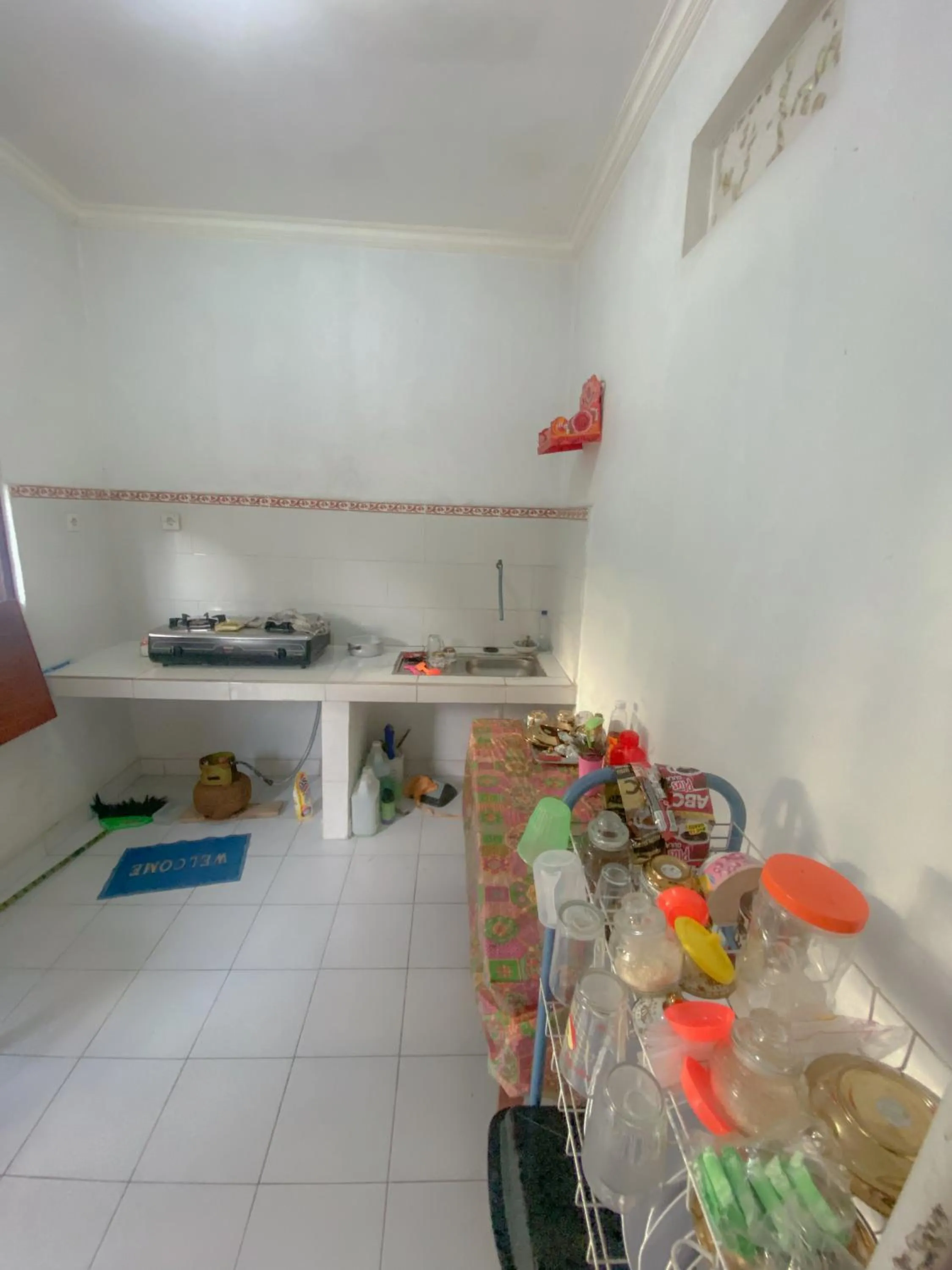 Kitchen or kitchenette in Kubu Indah Guest House