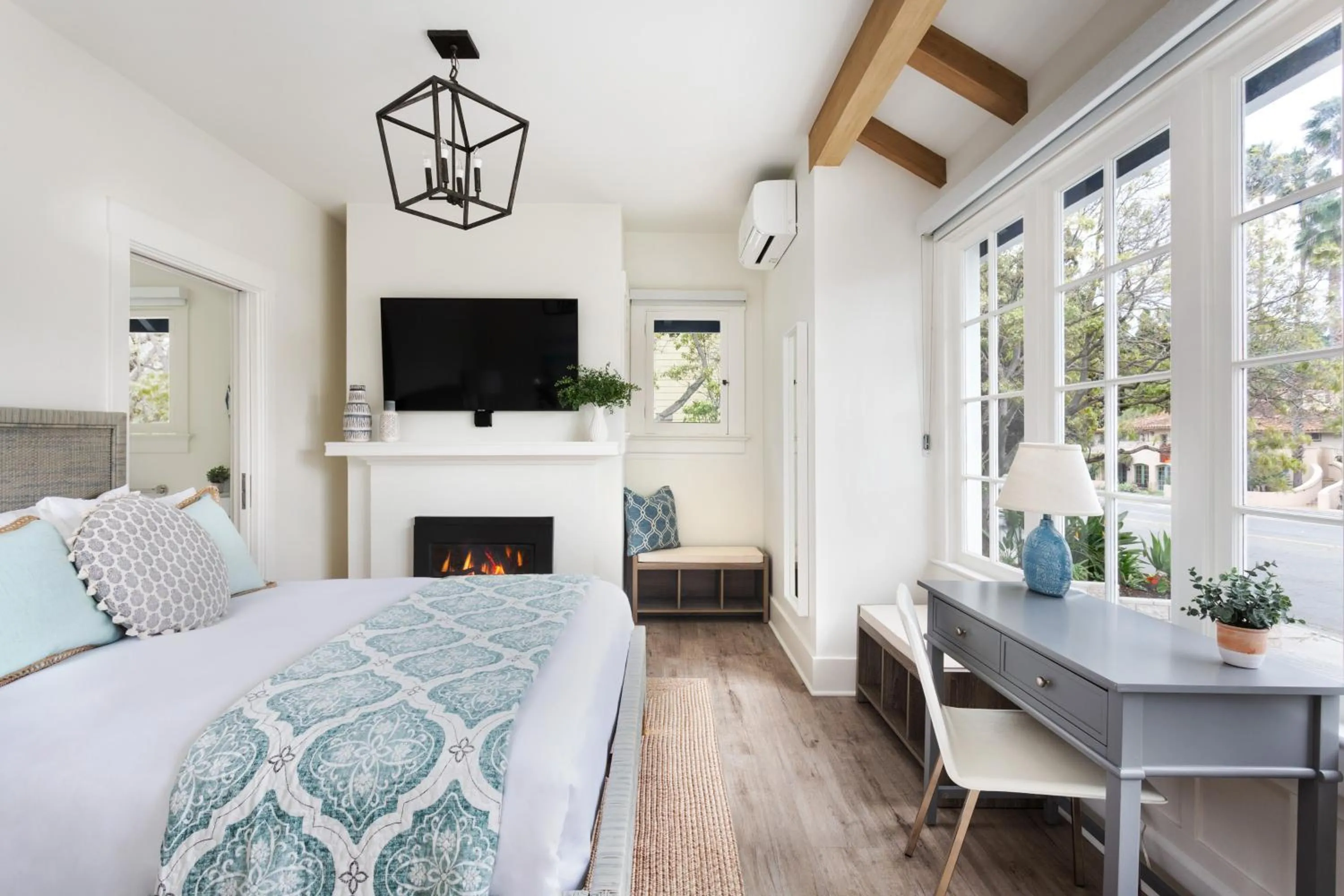 Bedroom, Bed in Hideaway Santa Barbara, A Kirkwood Collection Hotel