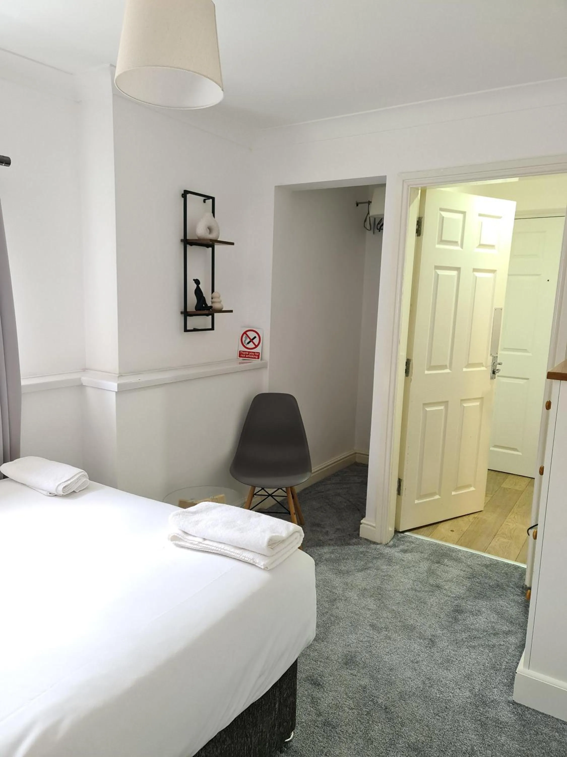 Bedroom, Bed in Tees Valley Apartments