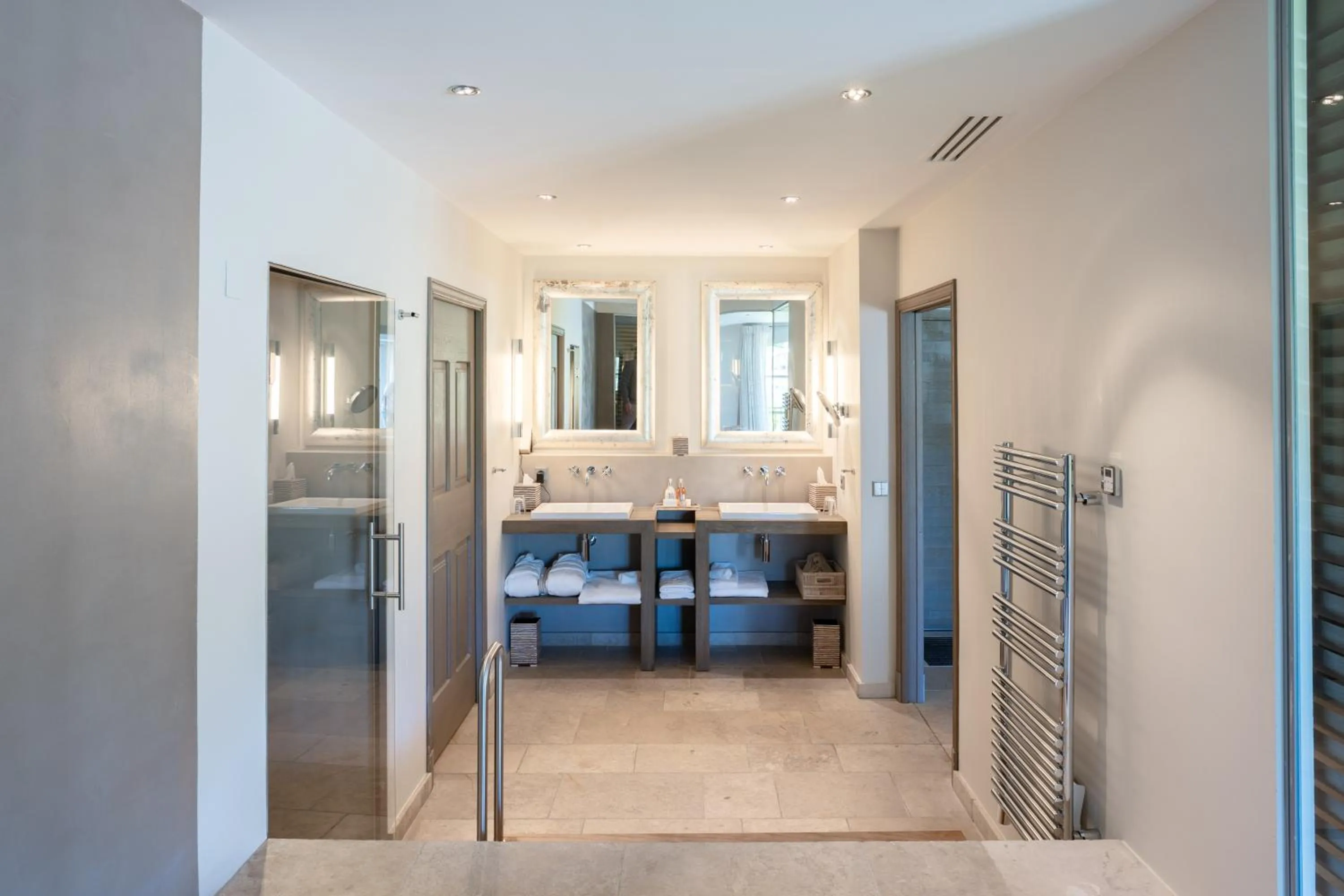 Bathroom, Bed in Coquillade Provence - Relais & Châteaux