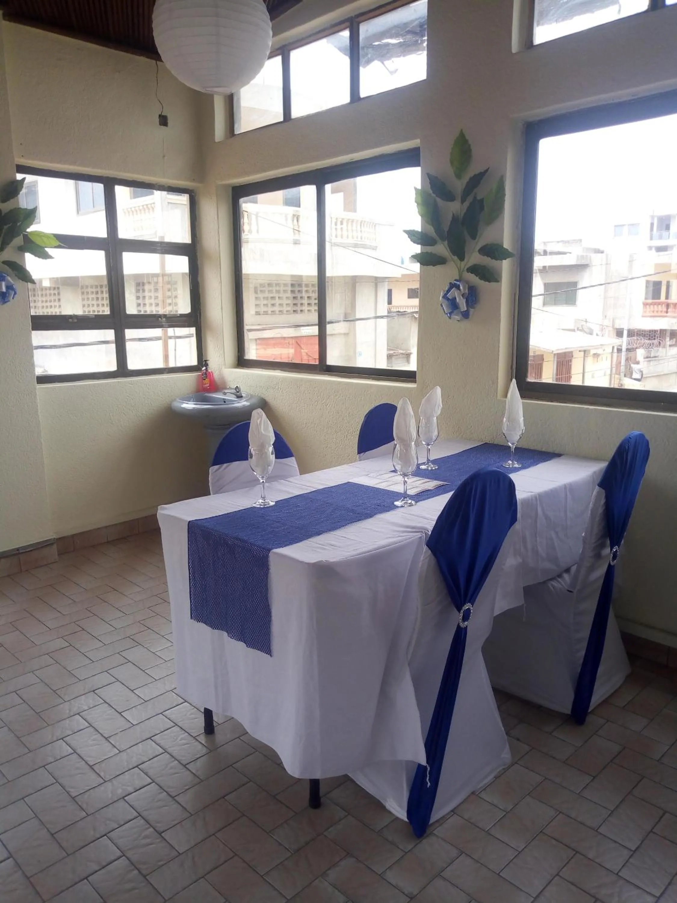 Restaurant/places to eat in Benin Hotel Terminus