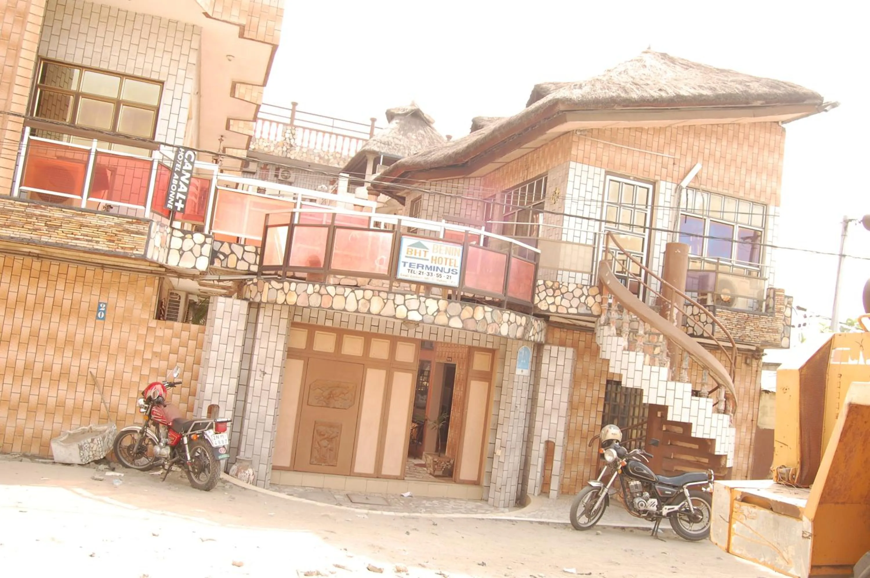Facade/entrance in Benin Hotel Terminus