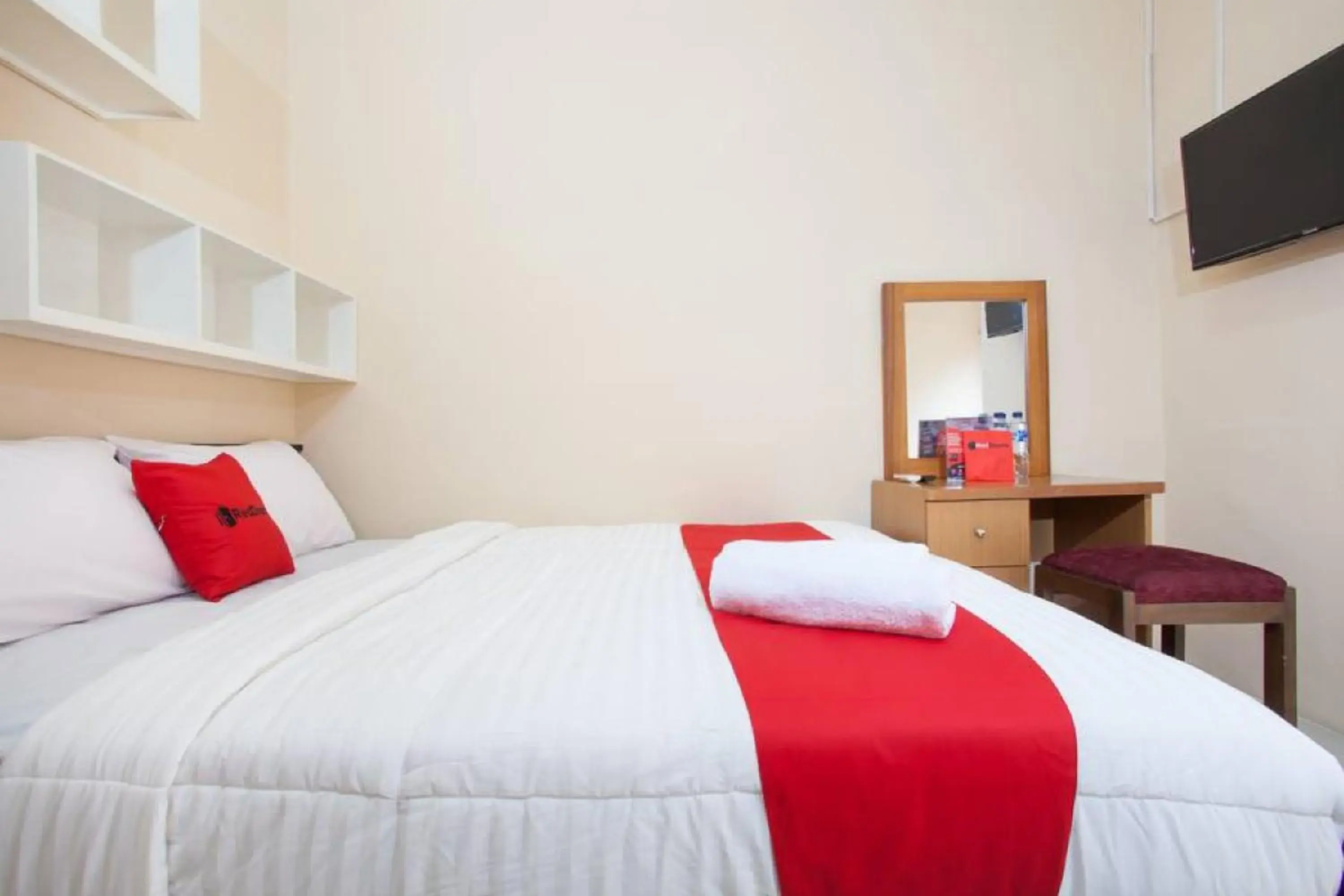 Bedroom, Bed in RedDoorz Syariah near UNTAG Banyuwangi Bedroom, Bed in RedDoorz Syariah near UNTAG Banyuwangi