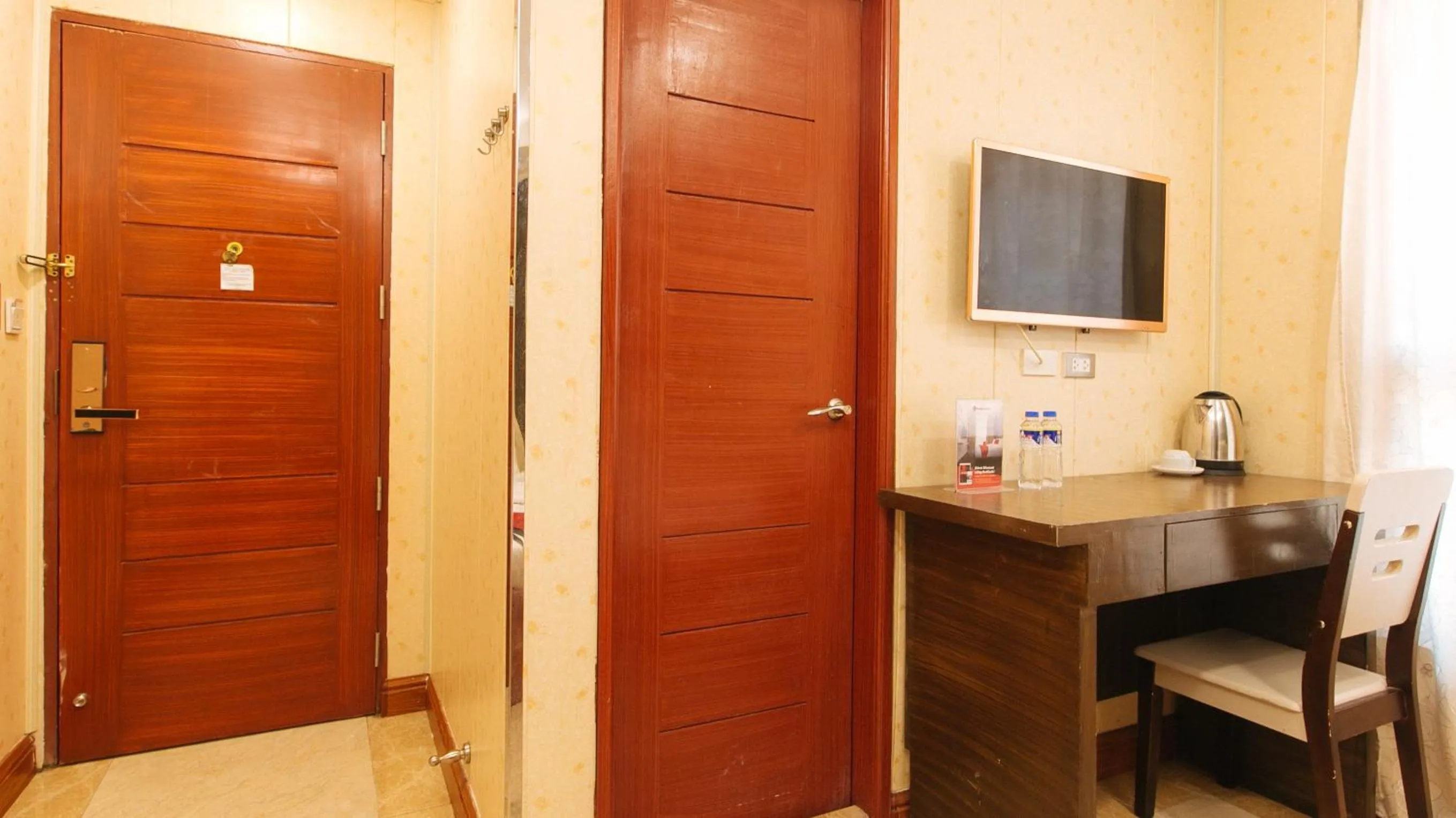 TV and multimedia in RedDoorz Plus at Winter Benitez