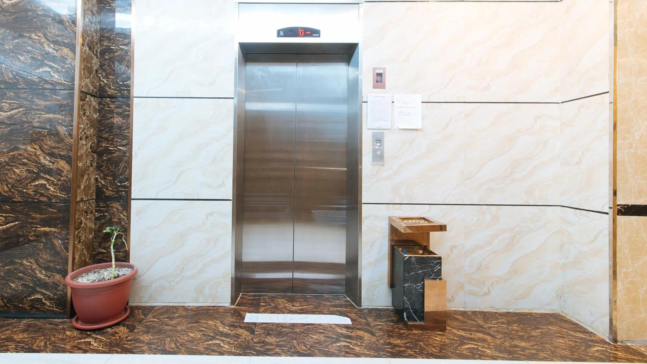 elevator in RedDoorz Plus at Winter Benitez