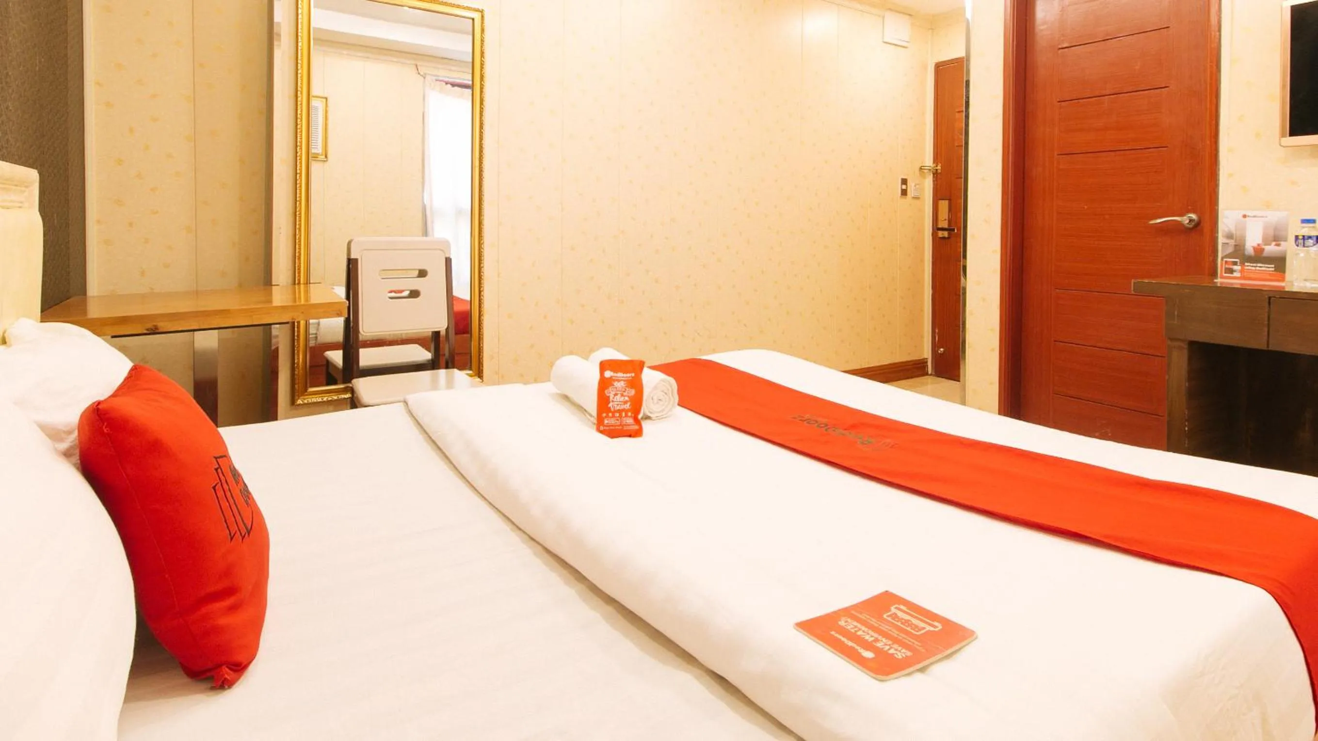 Photo of the whole room, Bed in RedDoorz Plus at Winter Benitez