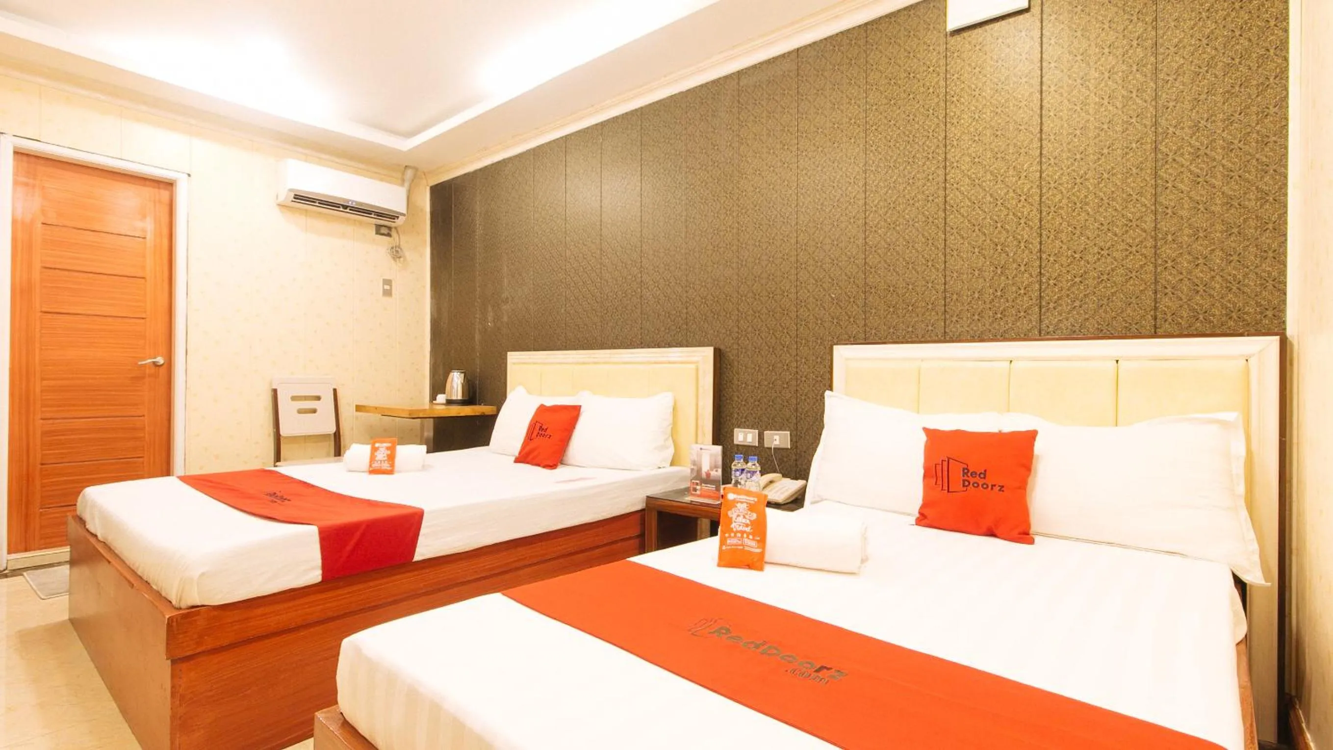 Photo of the whole room, Bed in RedDoorz Plus at Winter Benitez