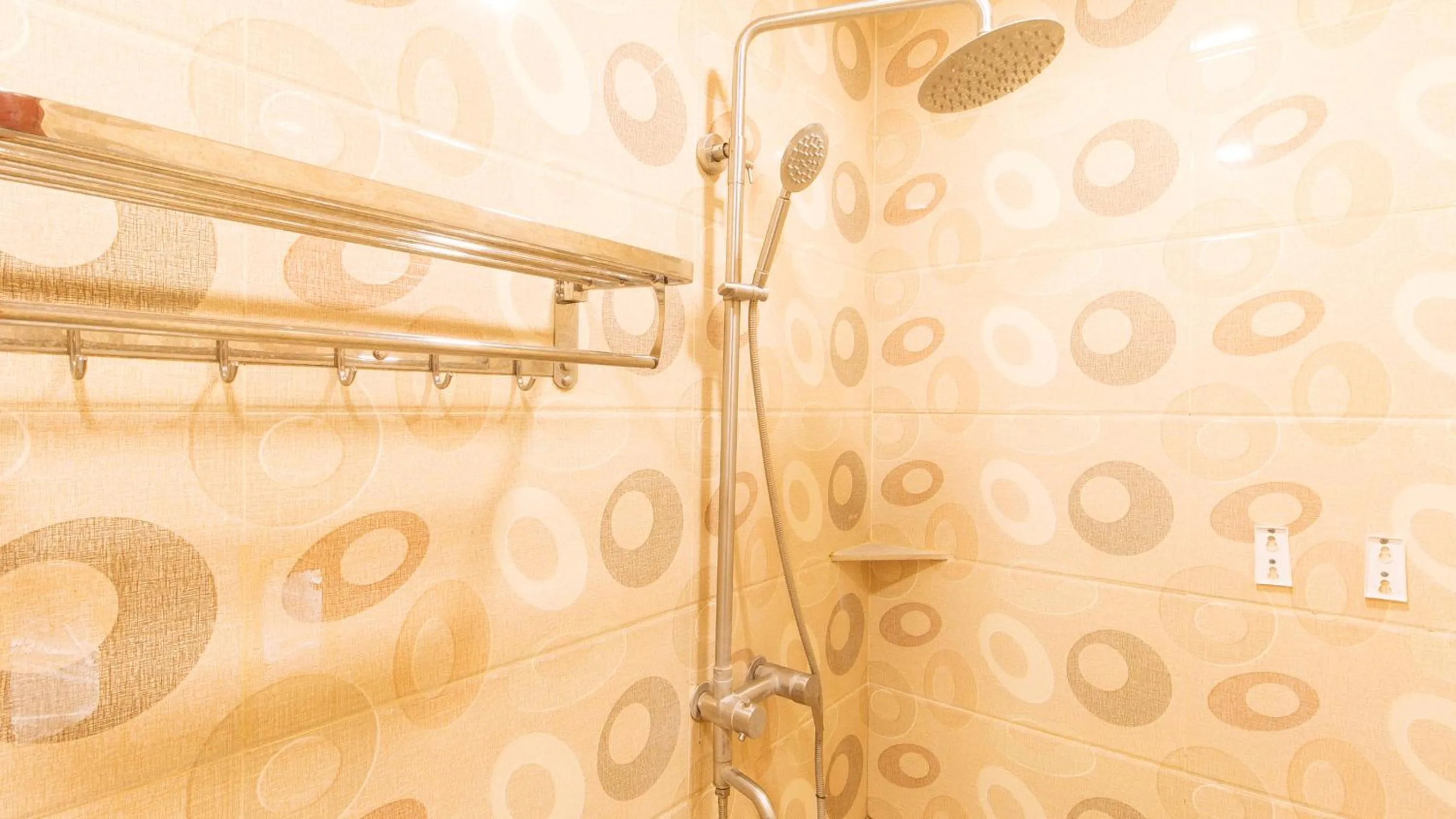 Shower in RedDoorz Plus at Winter Benitez