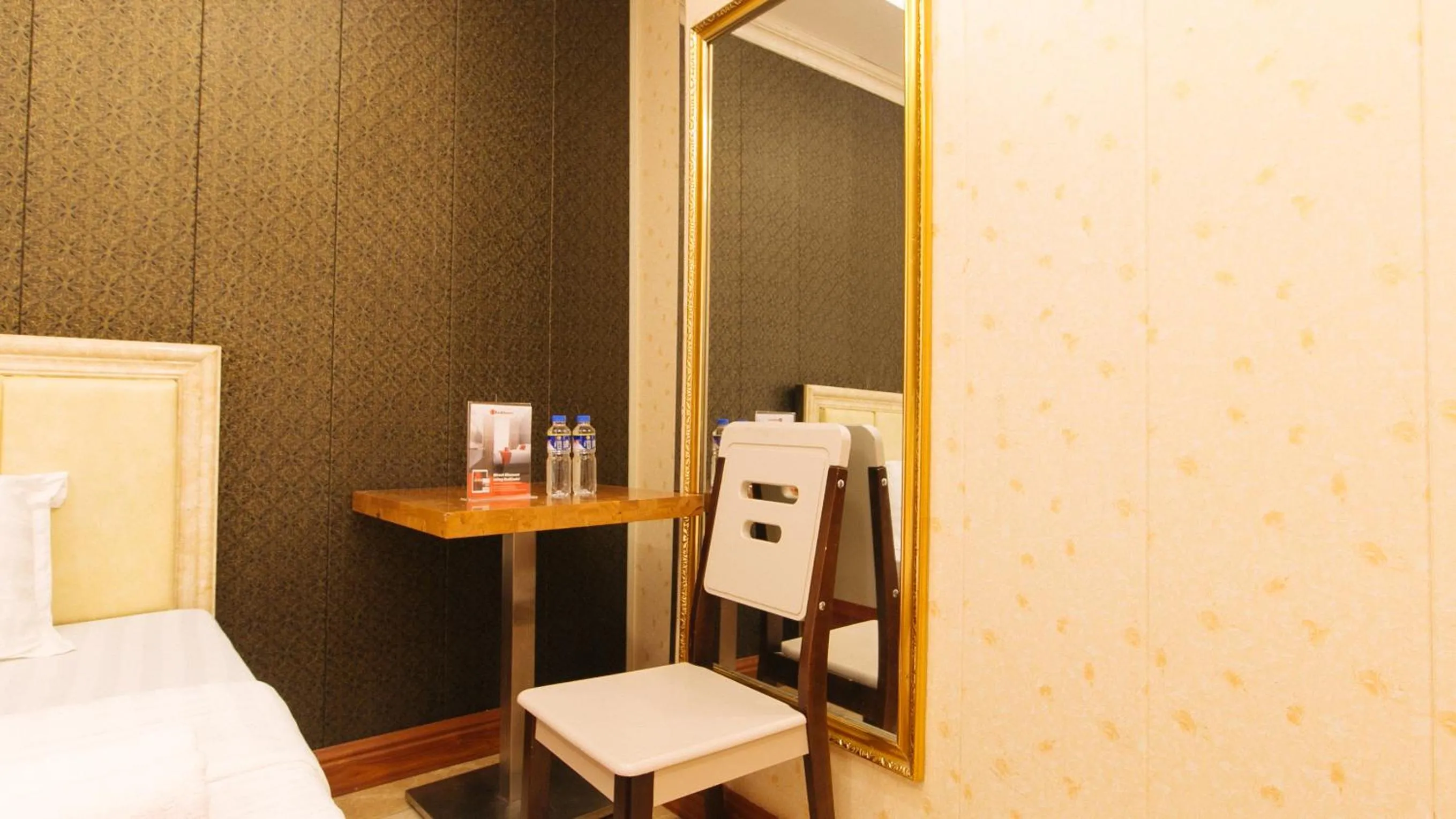 hair dresser, Bed in RedDoorz Plus at Winter Benitez