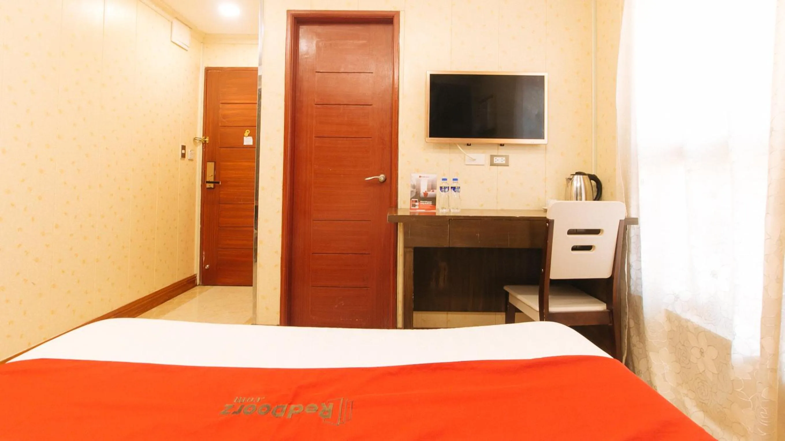 Photo of the whole room, Bed in RedDoorz Plus at Winter Benitez