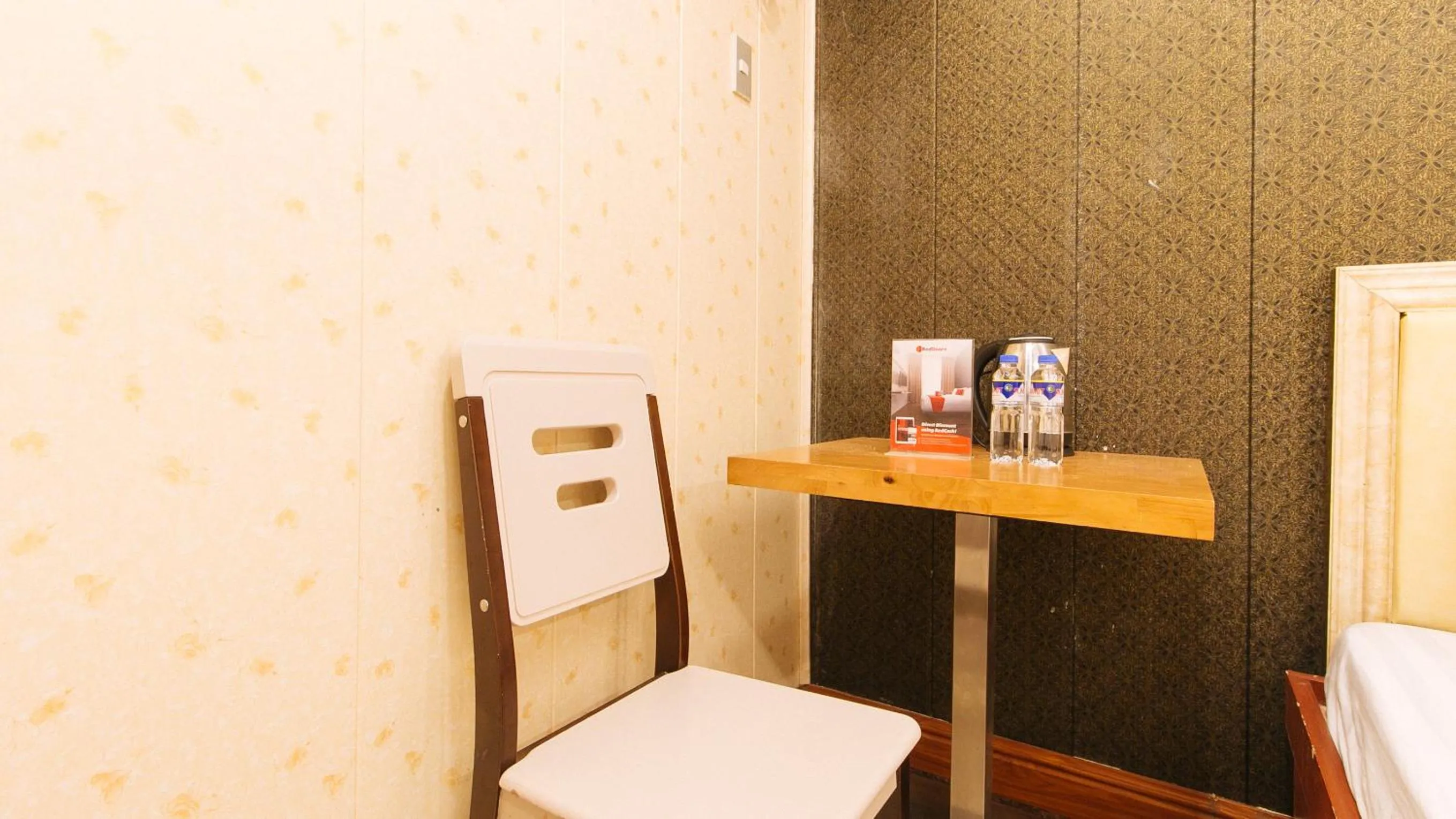 Seating area in RedDoorz Plus at Winter Benitez