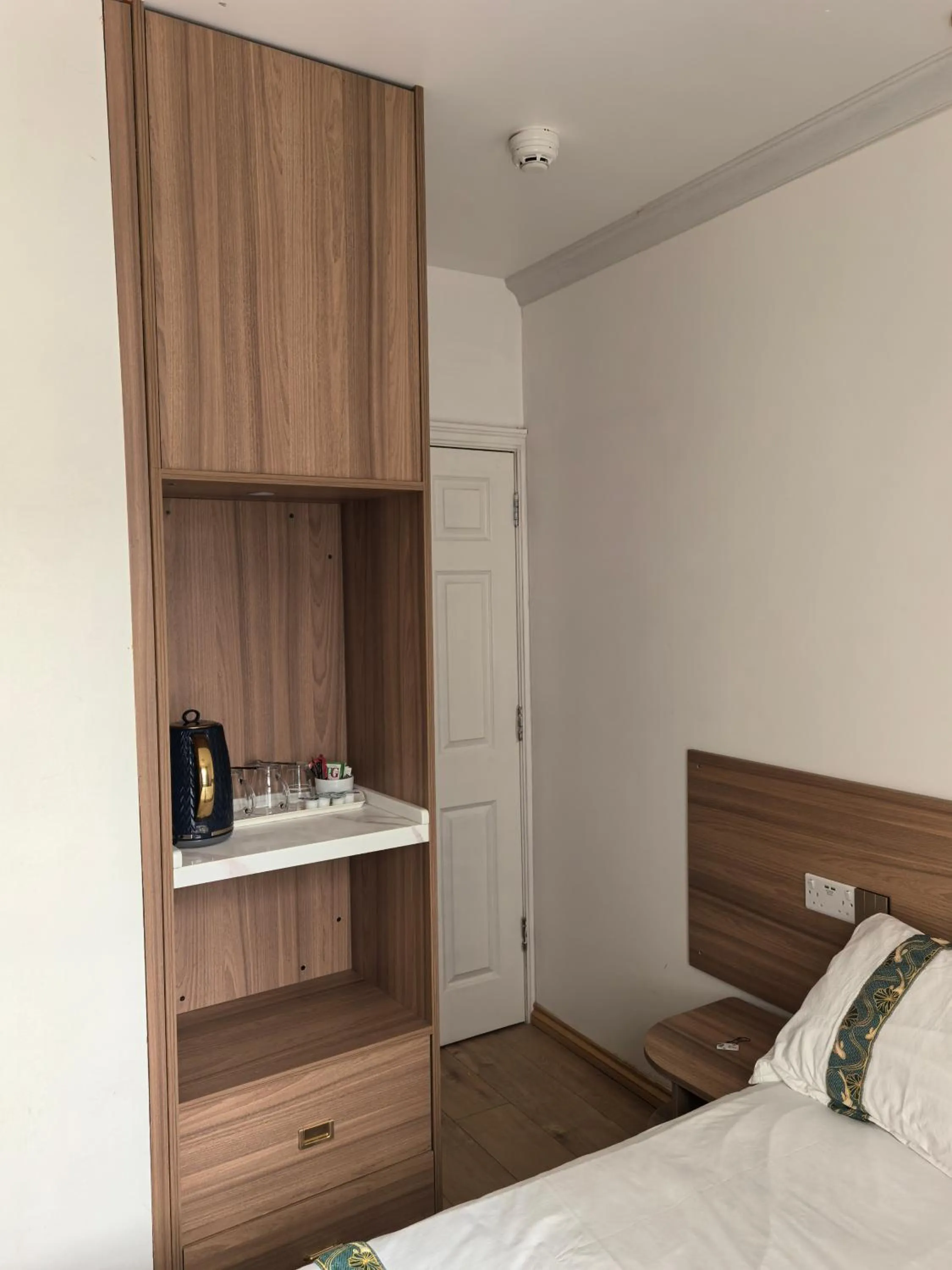 Bedroom, Bed in Motel Schmotel