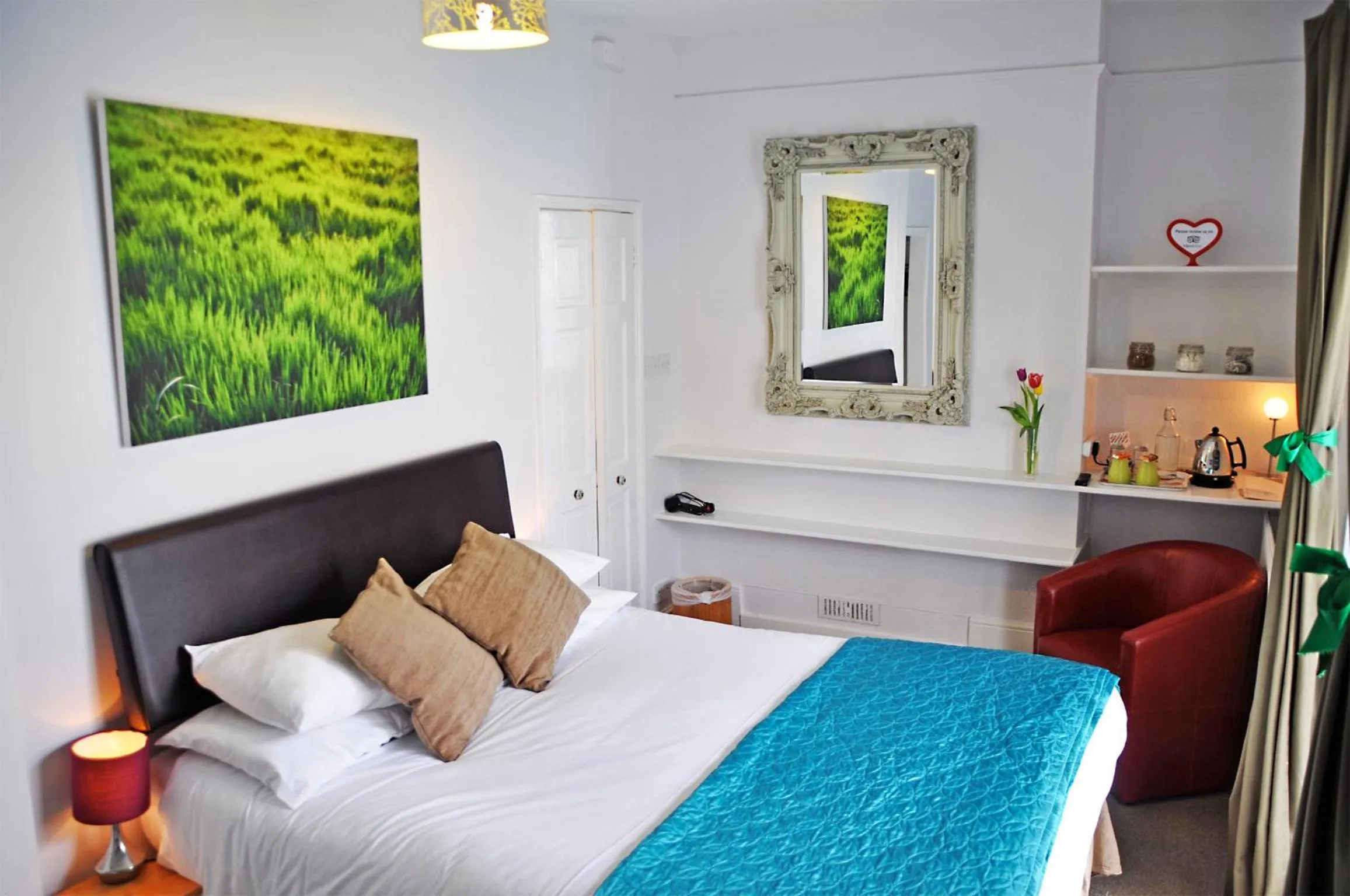 Bedroom, Bed in Motel Schmotel