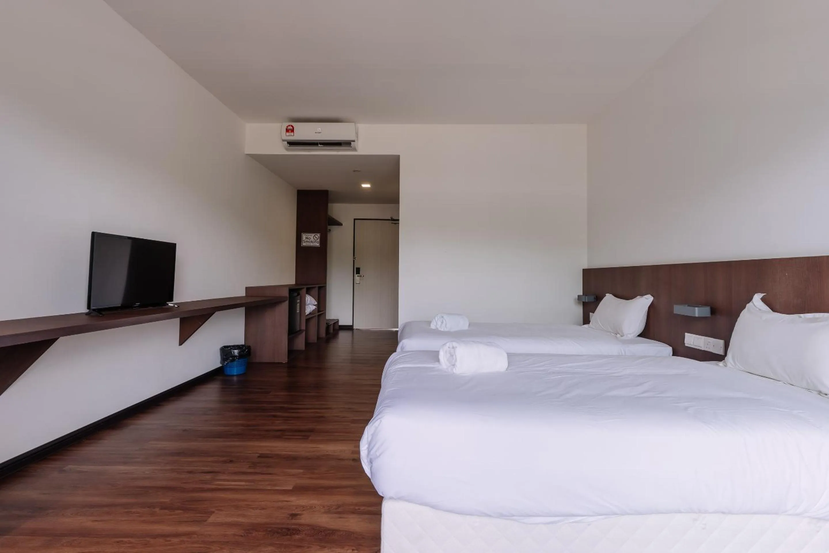 Bedroom, Bed in Roxy Sematan Villa & Townhouse