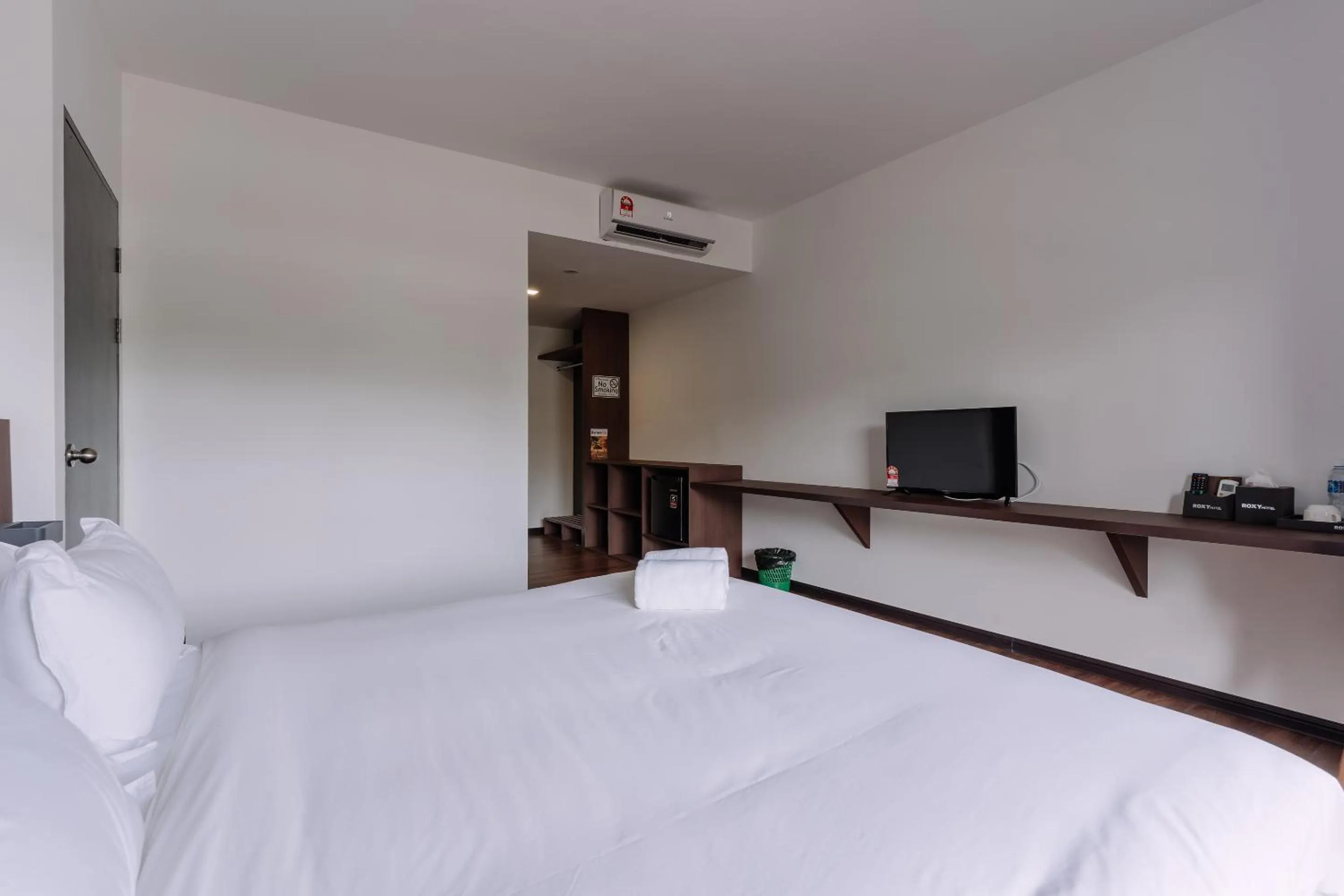 Bedroom, Bed in Roxy Sematan Villa & Townhouse