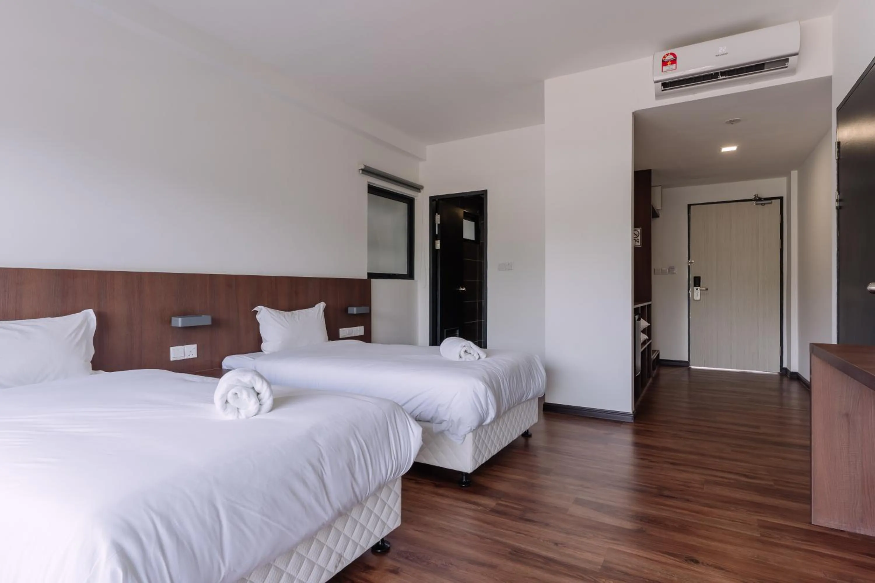 Balcony/Terrace, Bed in Roxy Sematan Villa & Townhouse