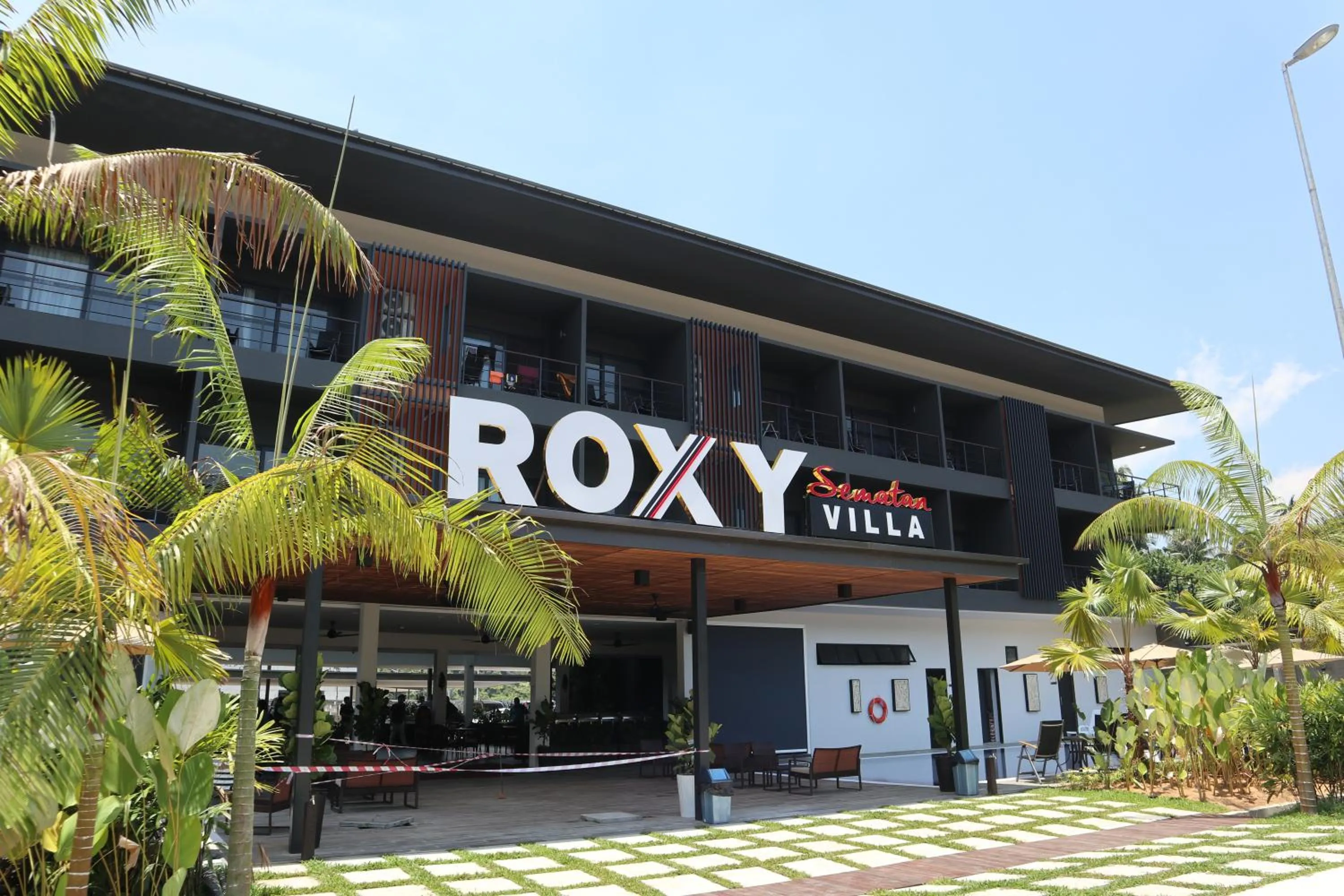 Restaurant/places to eat in Roxy Sematan Villa & Townhouse