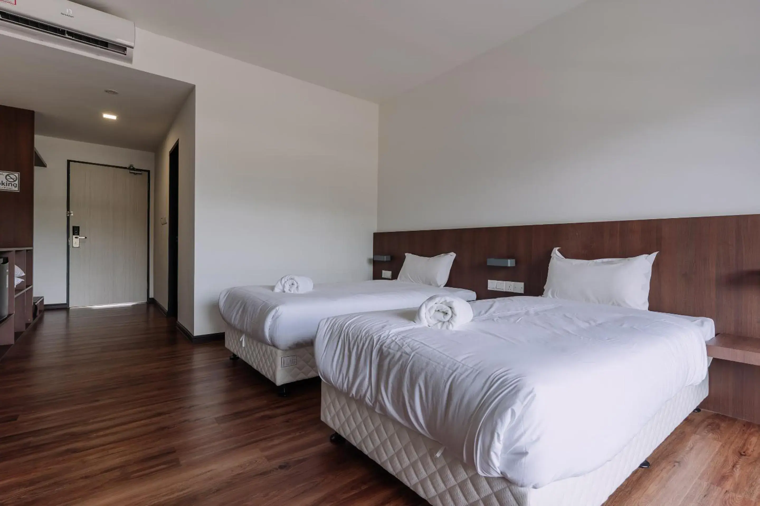 Deluxe Twin Room in Roxy Sematan Villa & Townhouse Deluxe Twin Room in Roxy Sematan Villa & Townhouse