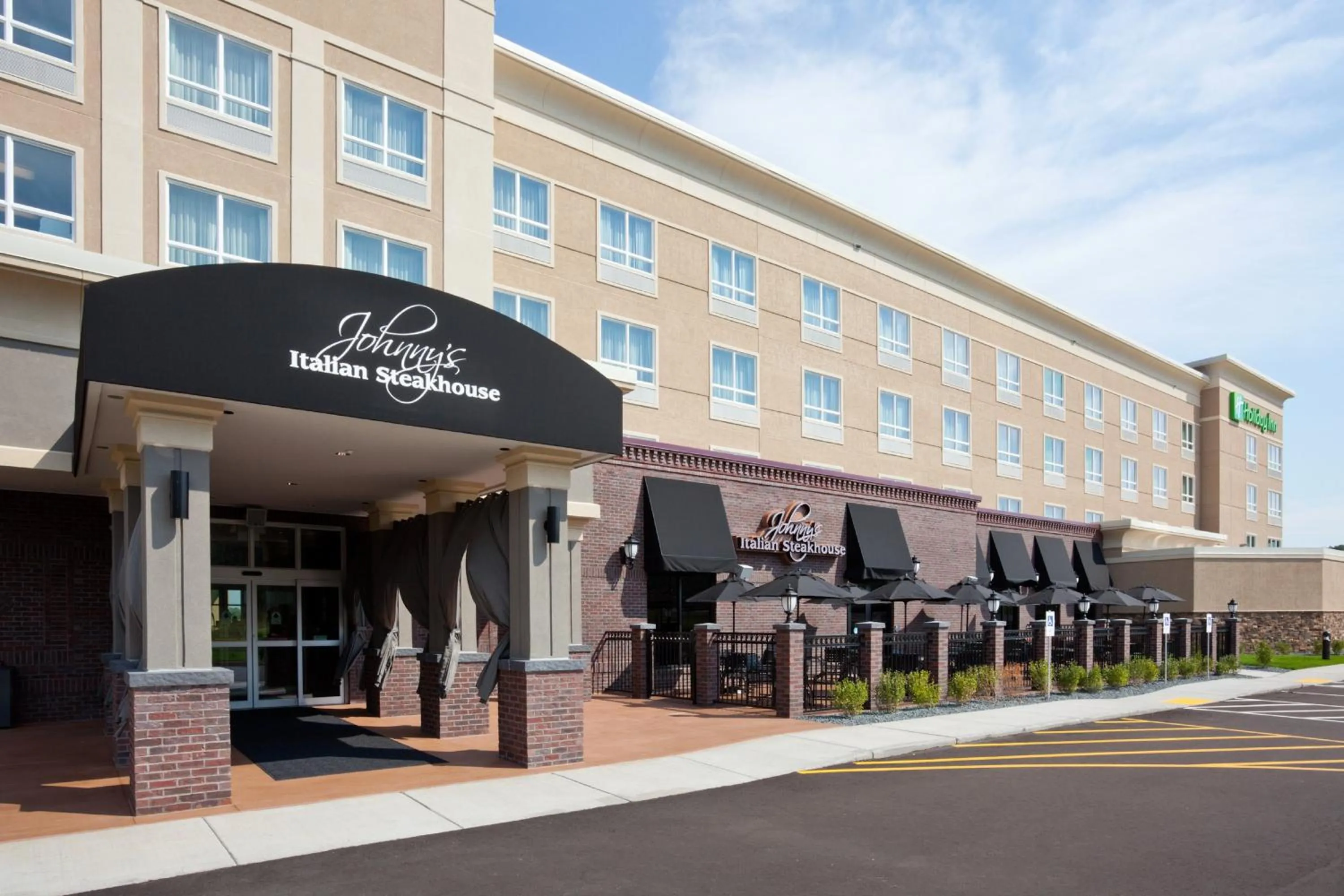 Lounge or bar in Holiday Inn Eau Claire South I-94 by IHG