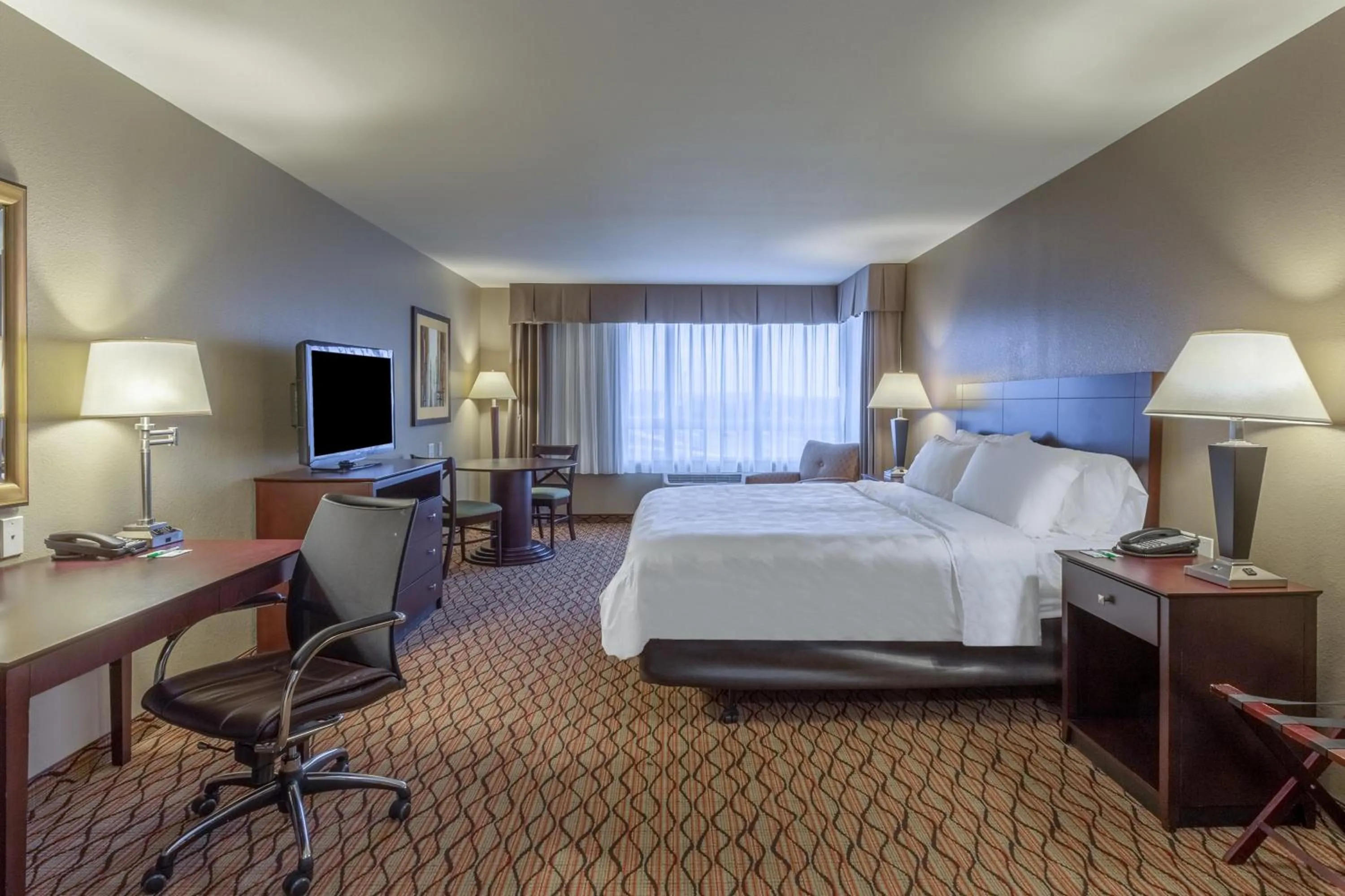 Photo of the whole room, Bed in Holiday Inn Eau Claire South I-94 by IHG