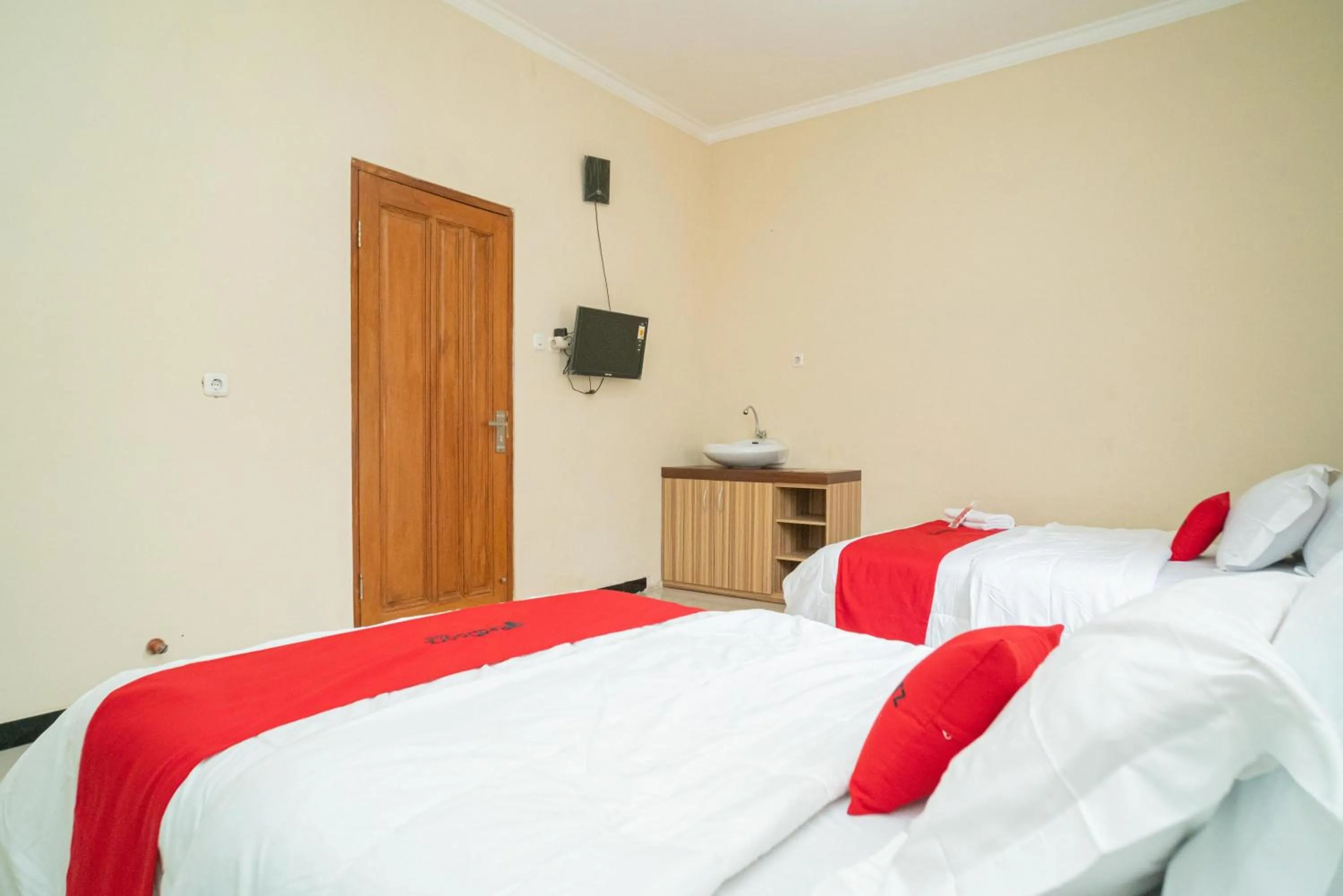 Bedroom, Bed in RedDoorz At Villa Akbar 3